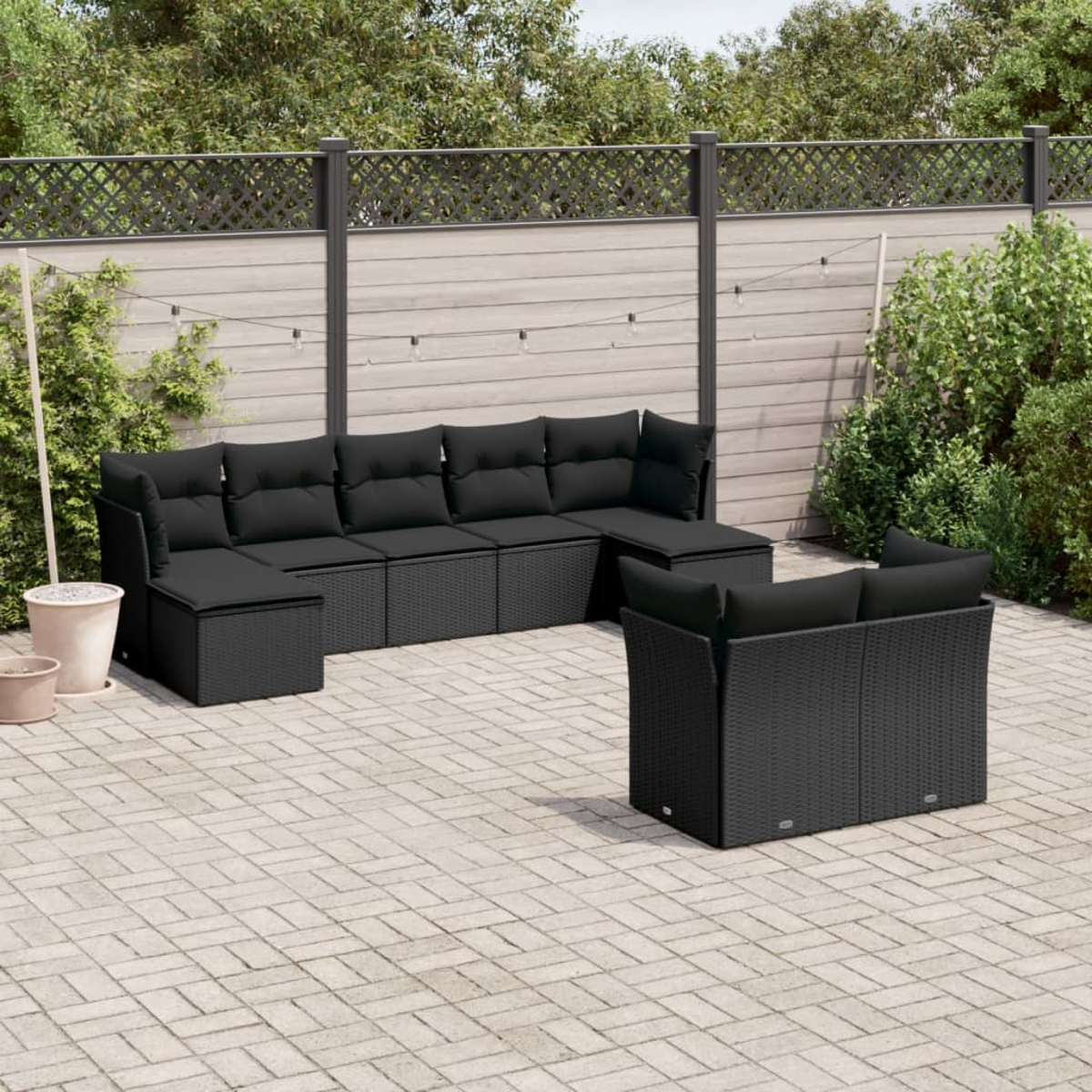 Ein schwarzes Outdoor-Sofaset aus Korbgeflecht. Enthält ein Sofa und zwei Stühle mit schwarzen Kissen.