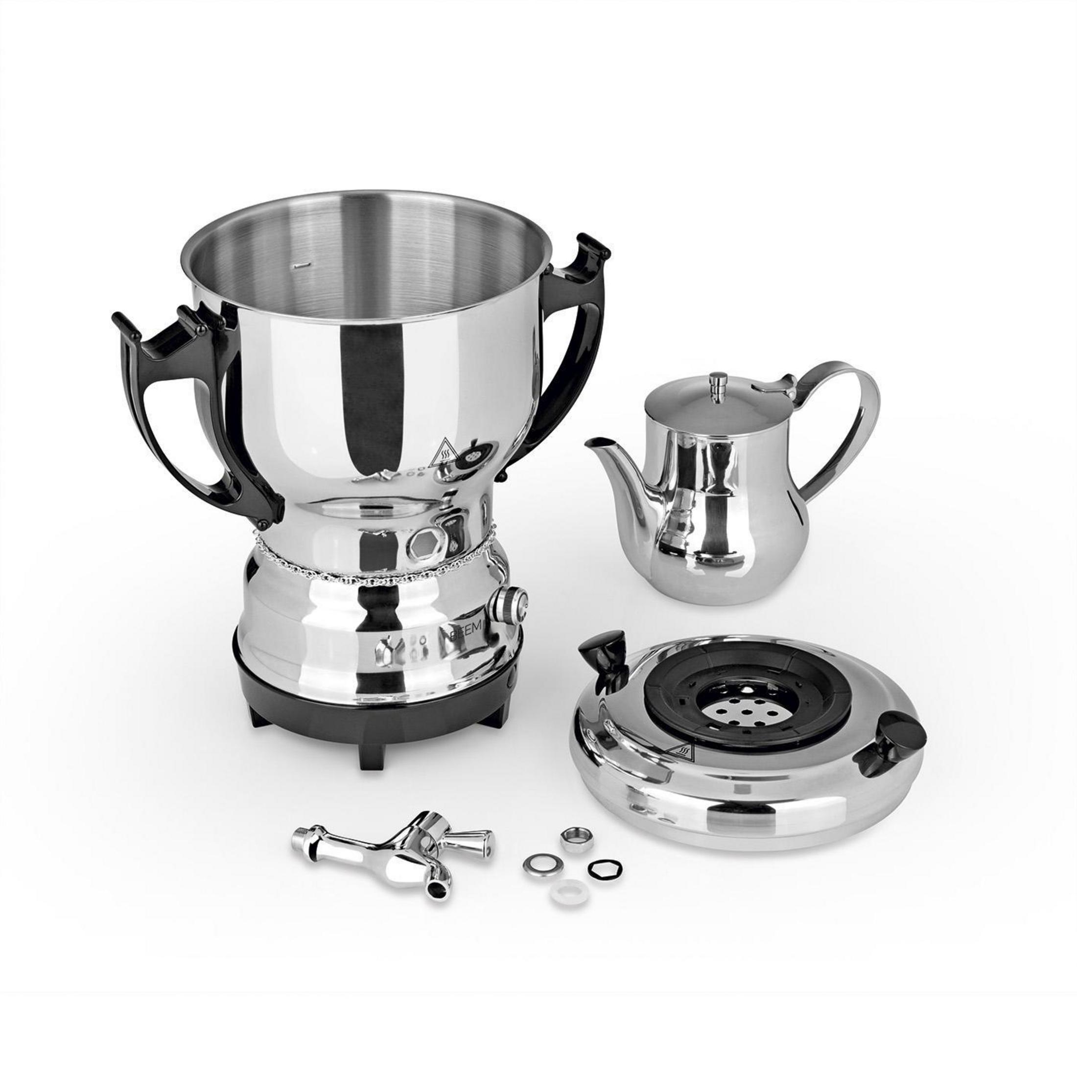 Kaffeemaschine aus Chrom und eine Teekanne. Teile sind zerlegt. Weißer Hintergrund.