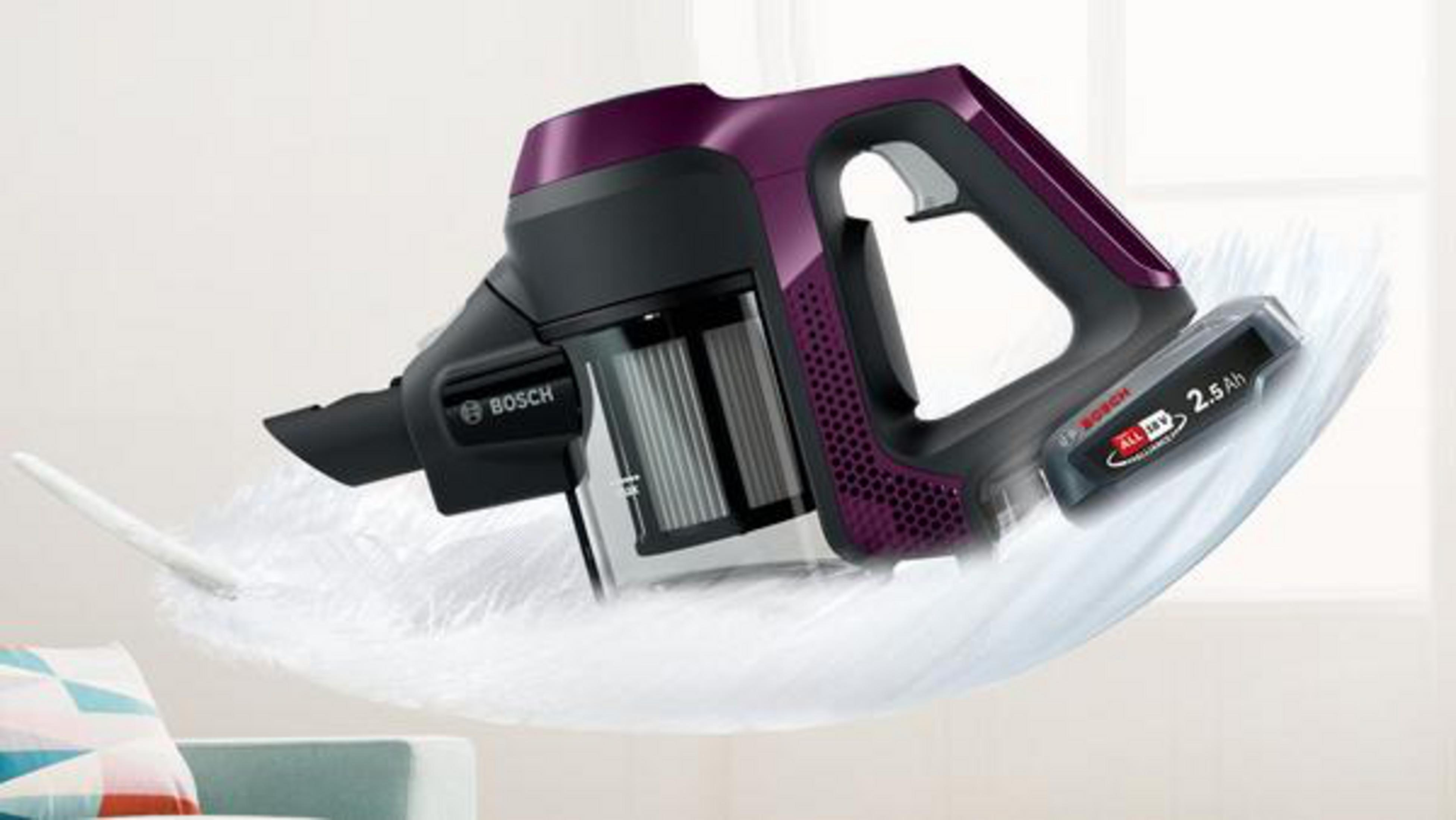 Un aspirapolvere cordless viola e nero con batteria e piuma attaccate.