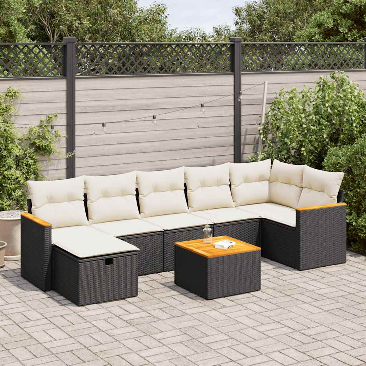 Outdoor-Ecksofa mit cremefarbenen Kissen. Schwarzes Korbmöbelgestell, Holzarmlehnen und kleiner Tisch.
