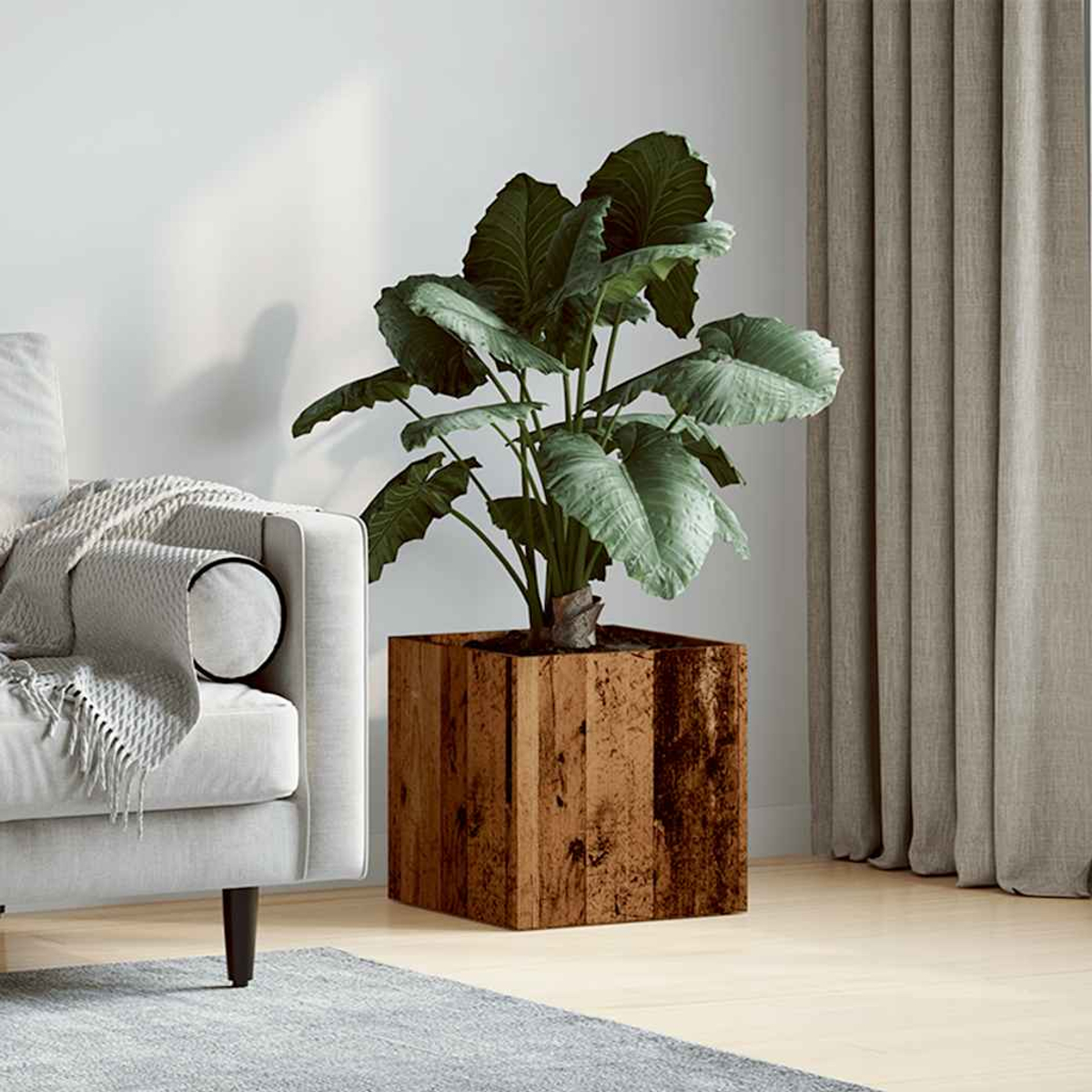 Grande fioriera in legno con una pianta. La fioriera è fatta di doghe di legno. Foglie verdi visibili.