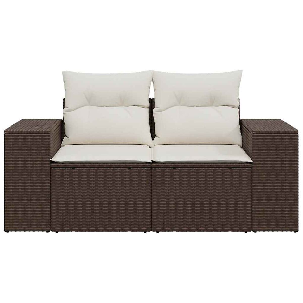 Divano in rattan marrone con cuscini bianchi, due posti. Sfondo bianco semplice.