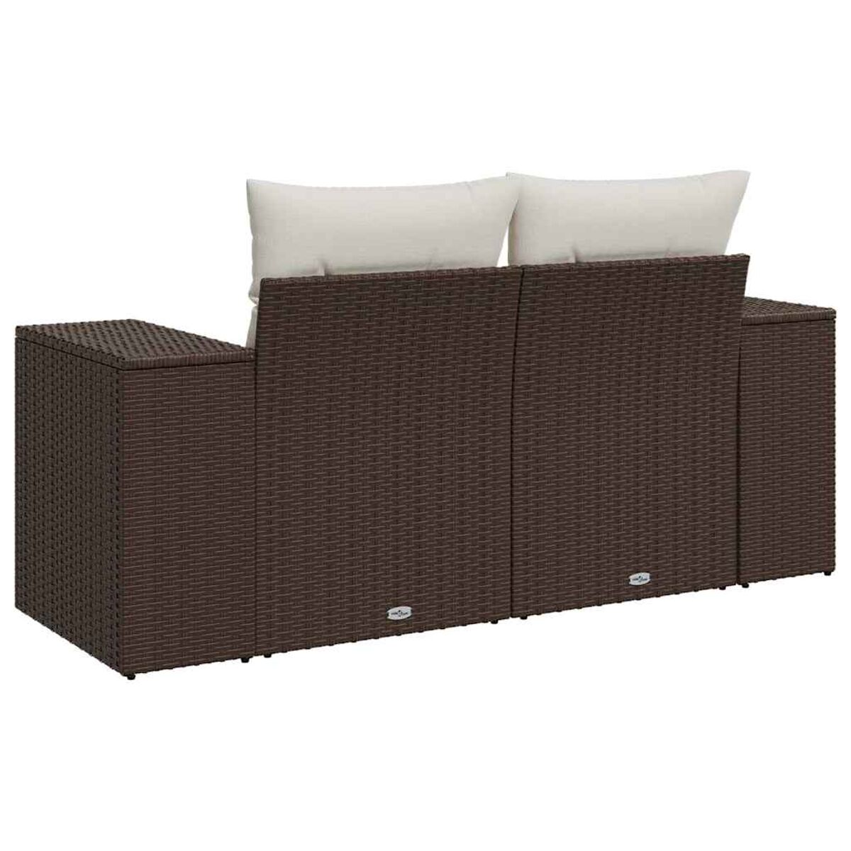 Vista posteriore di divano in rattan marrone. Cuscini bianchi. Colore marrone scuro.