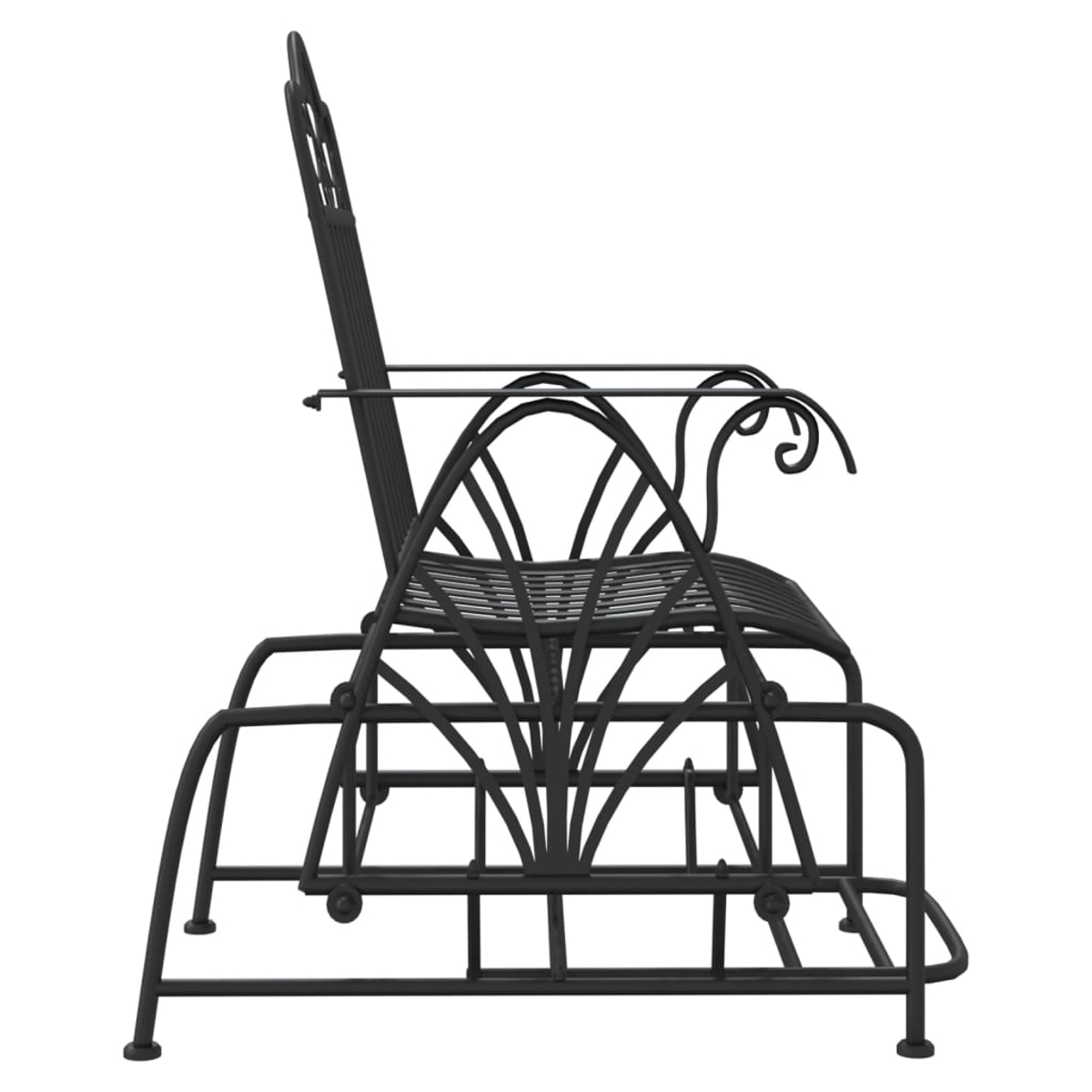 Schwarzer Metall-Außenstuhl, Seitenansicht. Dekorativer Bogenrücken und Armlehnen. Weißer Hintergrund.