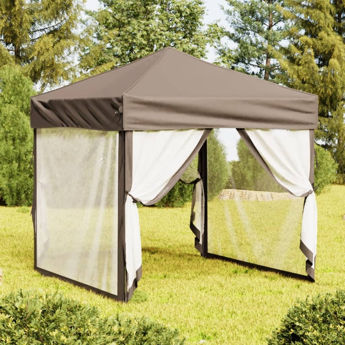 Brauner und weißer Outdoor-Pavillon mit transparenten Seitenteilen, auf einer Wiese, umgeben von Bäumen.