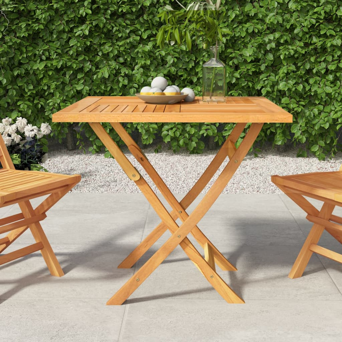 Garten-Tisch- und Stuhl-Set, Holz, mit Blumen im Hintergrund.