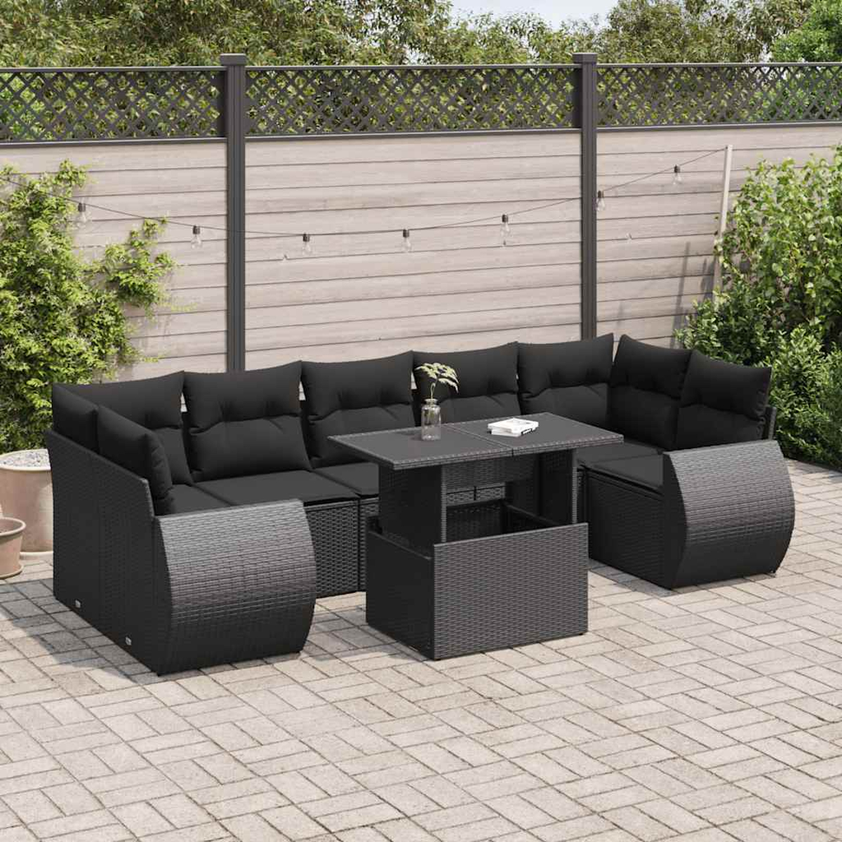 Set di sedute da esterno in rattan nero con tavolo sollevabile. Include divano e sedute angolari. Cortile.