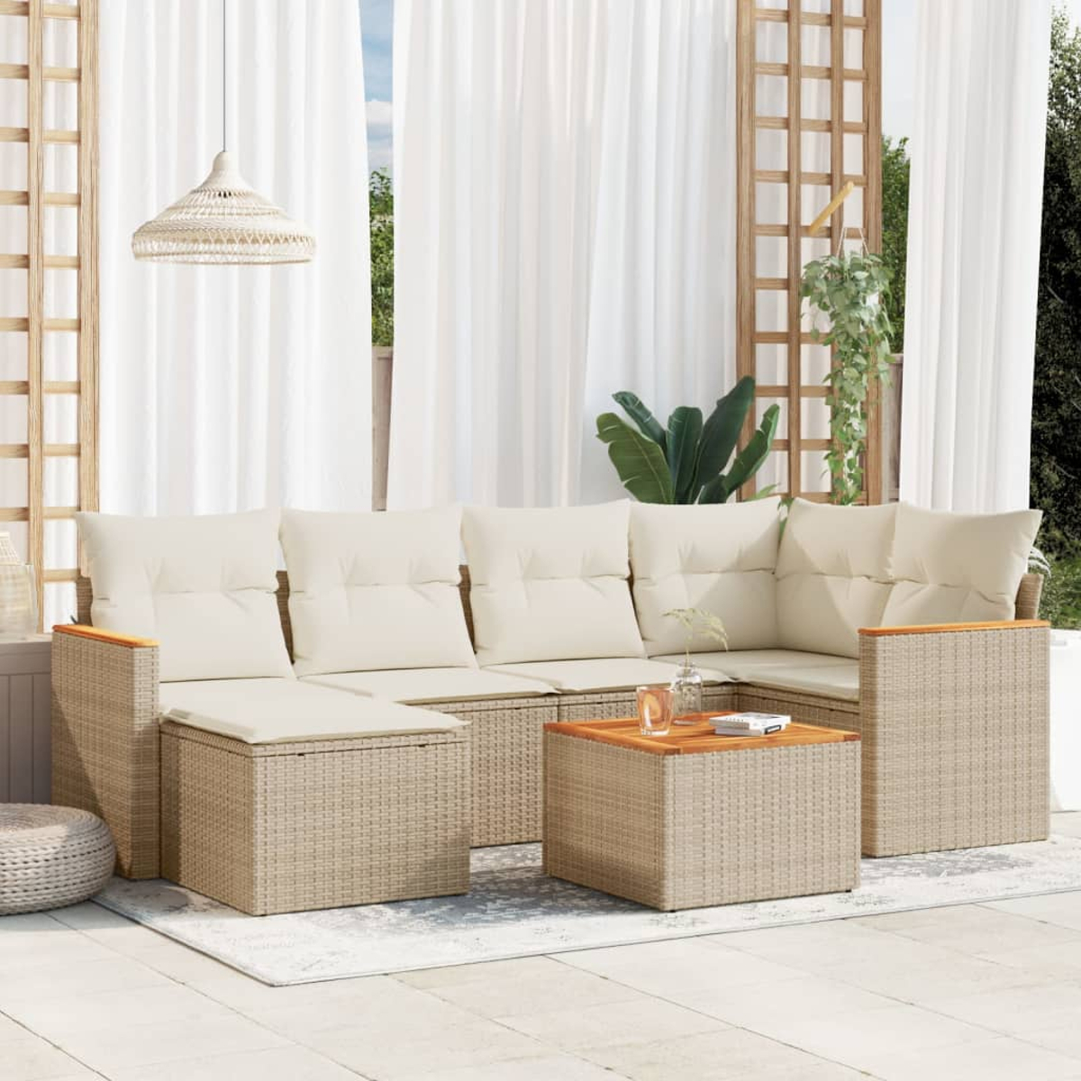 Beiges Outdoor-Ecksofa aus Korbgeflecht mit cremefarbenen Kissen und einem quadratischen Couchtisch.