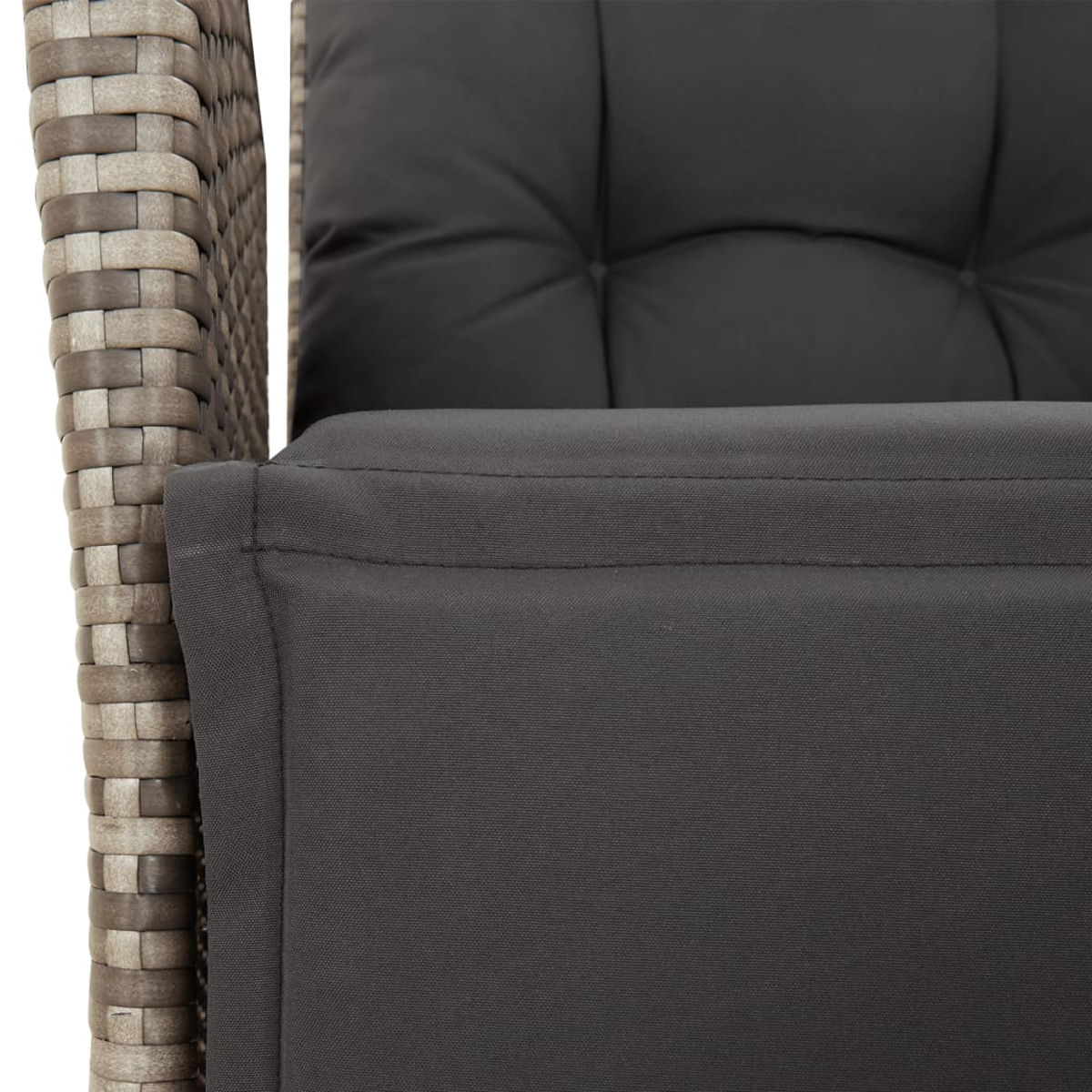 Primo piano di un cuscino grigio scuro su una sedia intrecciata. Cornice grigio-marrone.