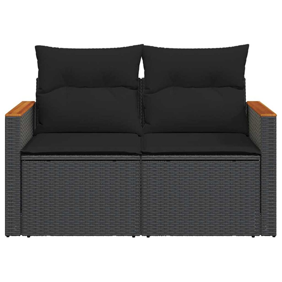 Graues Zweisitzer-Sofa aus Korbgeflecht mit schwarzen Kissen und Holzarmlehnen. Draußen.