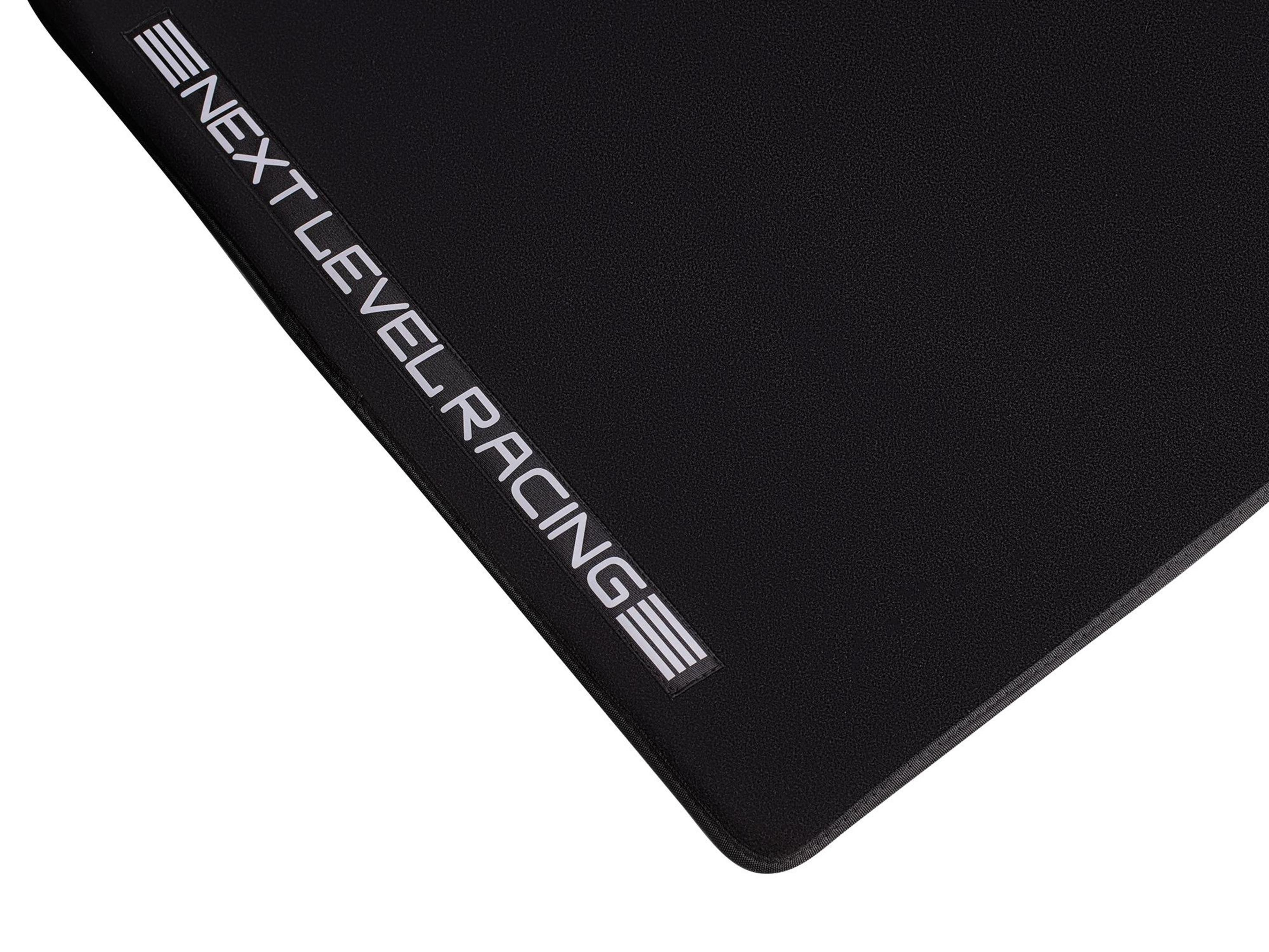 Schwarzes Mousepad mit dem Text "NEXT LEVEL RACING" in Weiß.