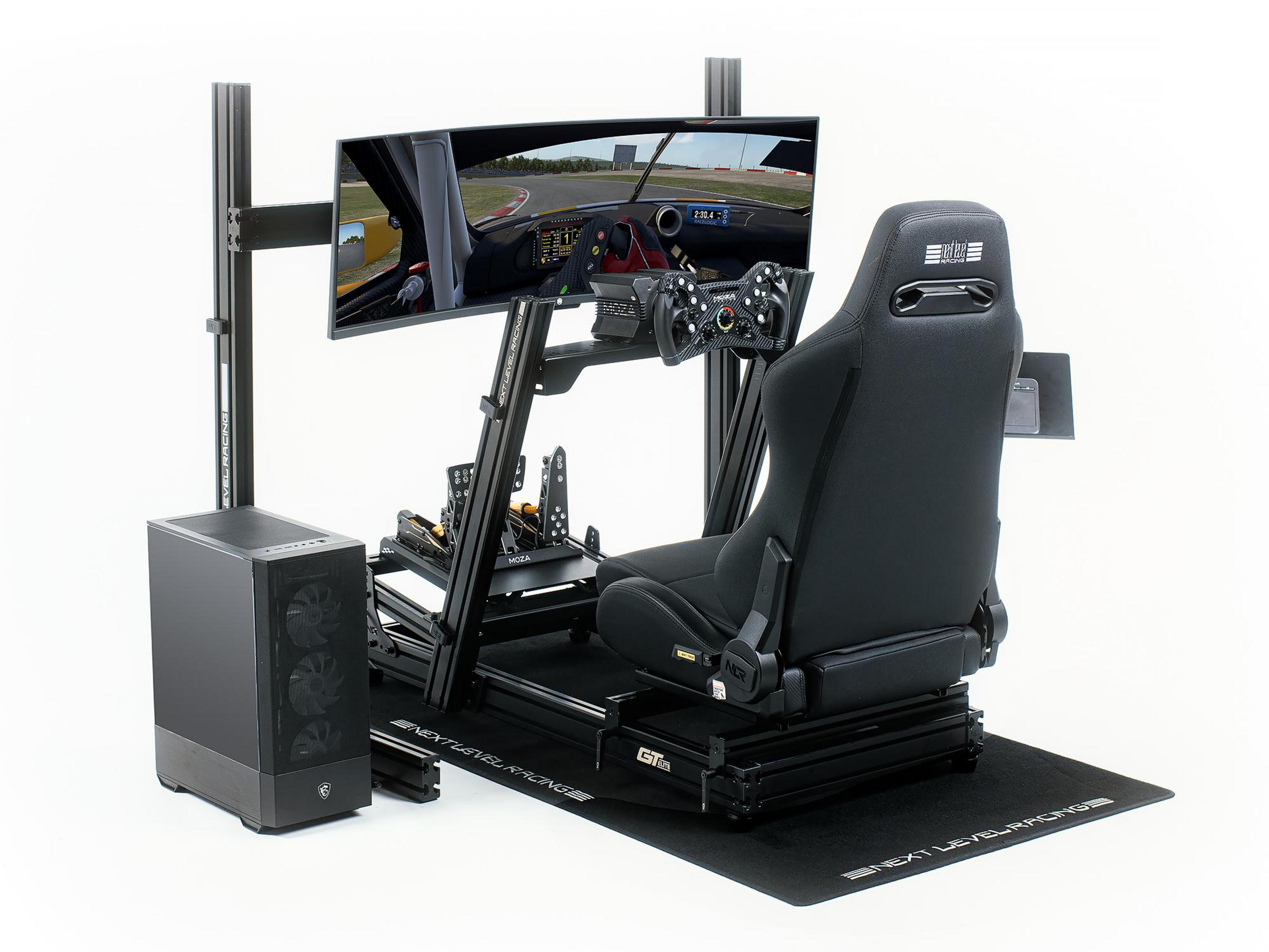 Rennsimulator-Setup mit Bildschirm, Lenkrad, Stuhl und Computer auf weißem Hintergrund.