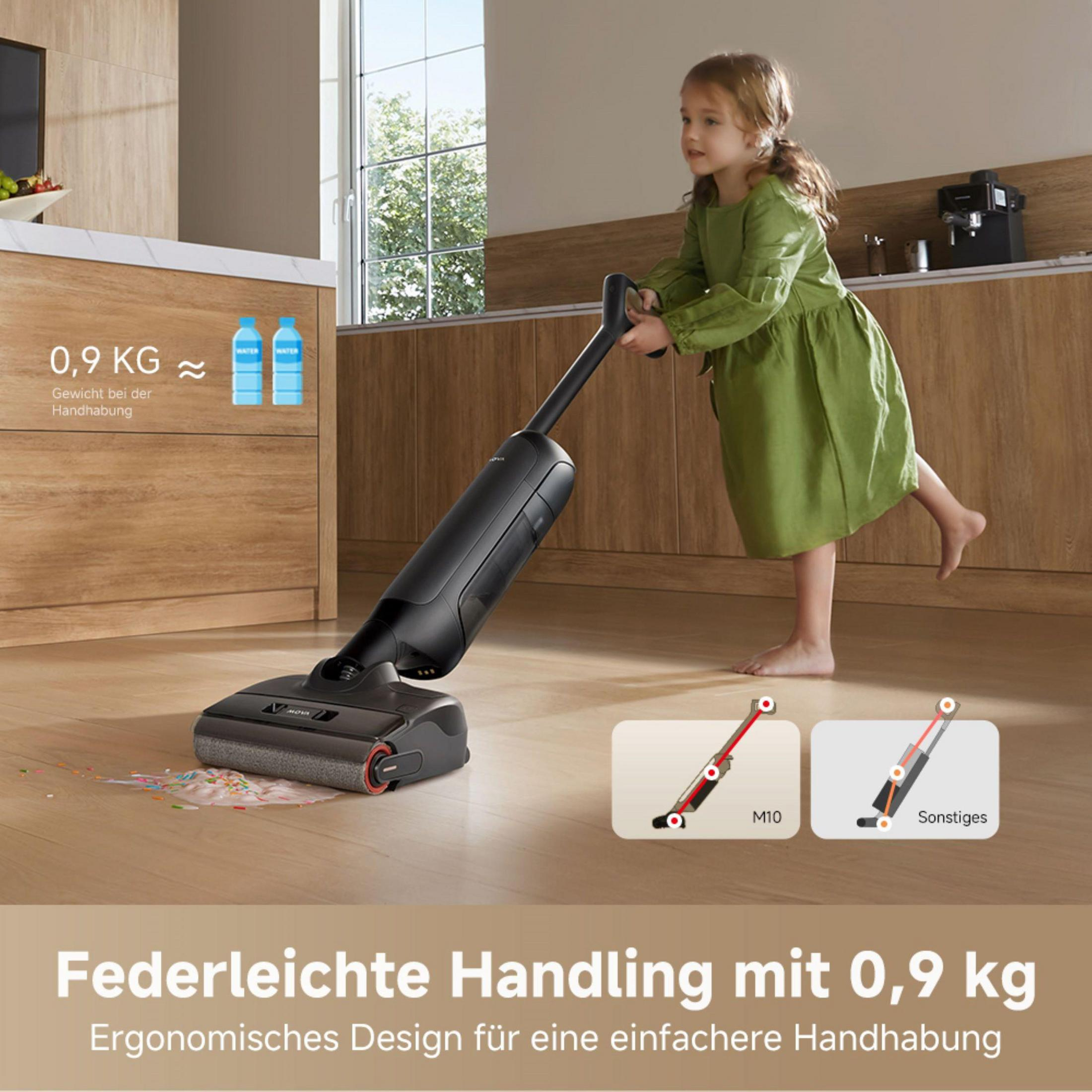 Jeune fille nettoyant le sol en bois avec un aspirateur noir. Le produit est léger.