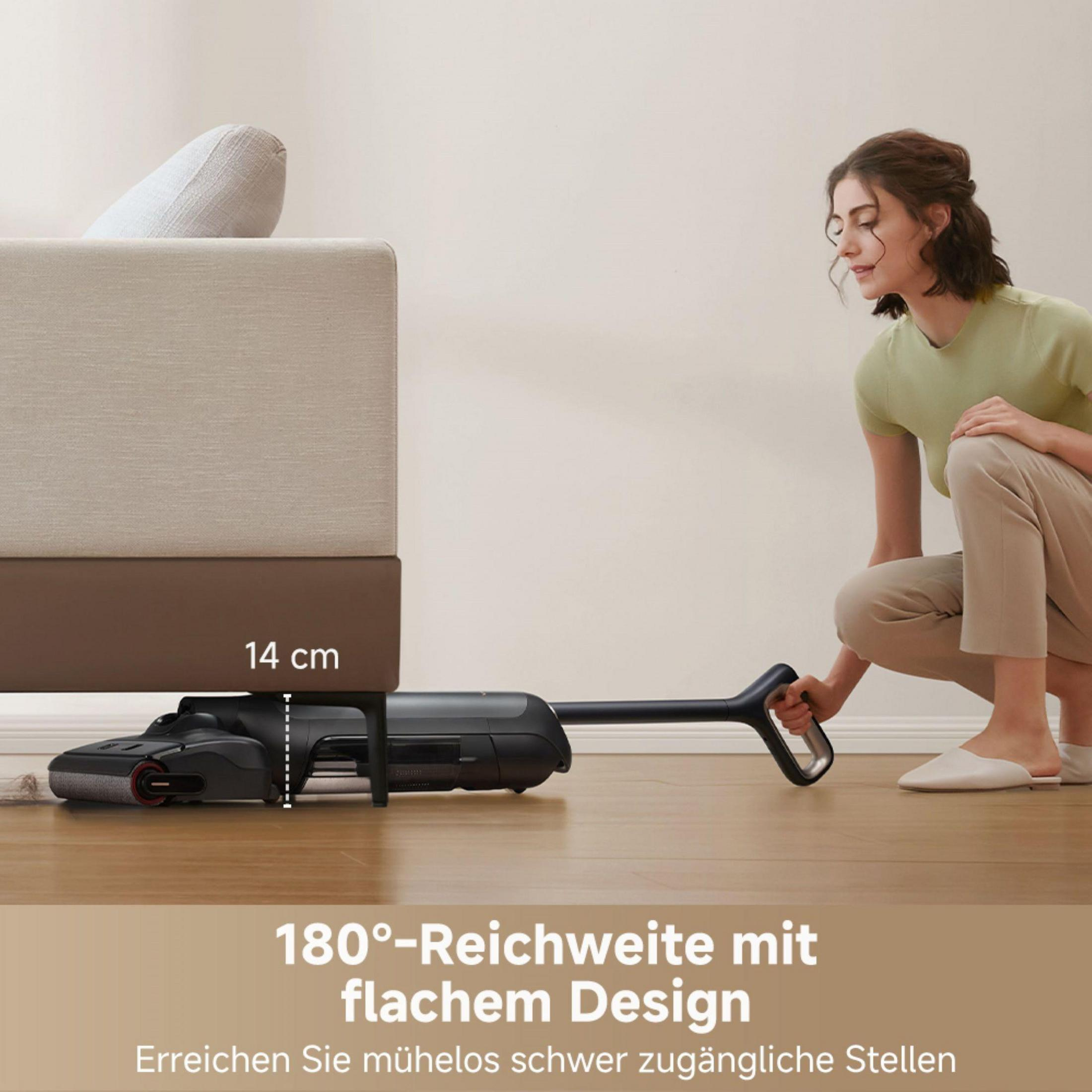 Femme utilisant un aspirateur pour nettoyer sous un lit. Aspirateur noir. Espace de 14 cm affiché.
