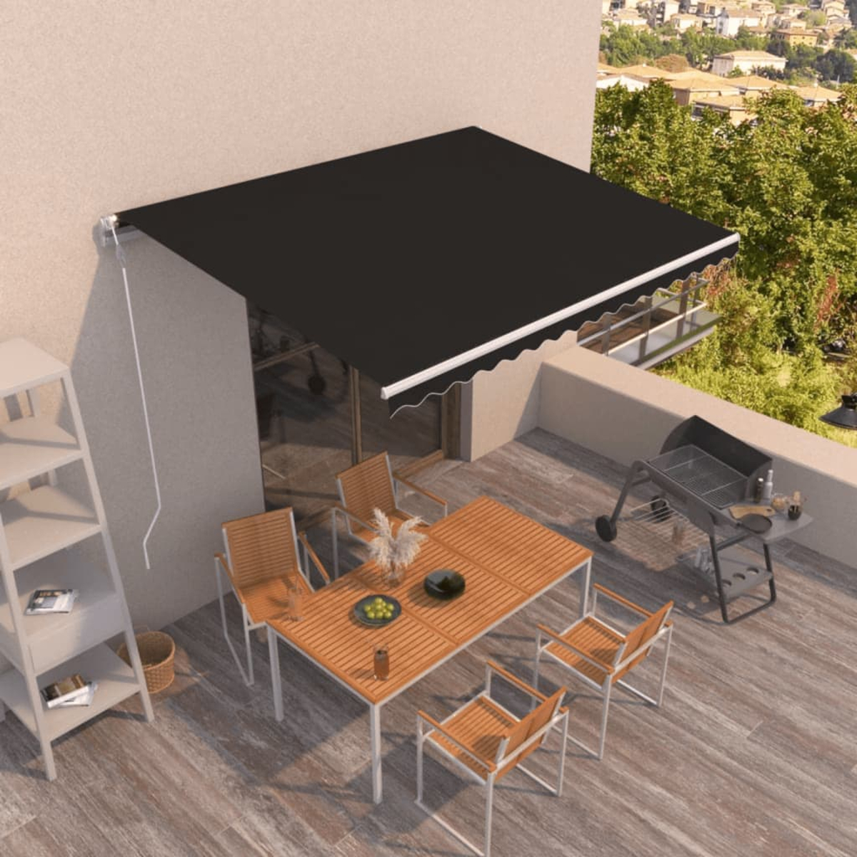 Terrasse im Freien mit Markise, Tisch, Stühlen und Grill. Ein Gebäude ist im Hintergrund.