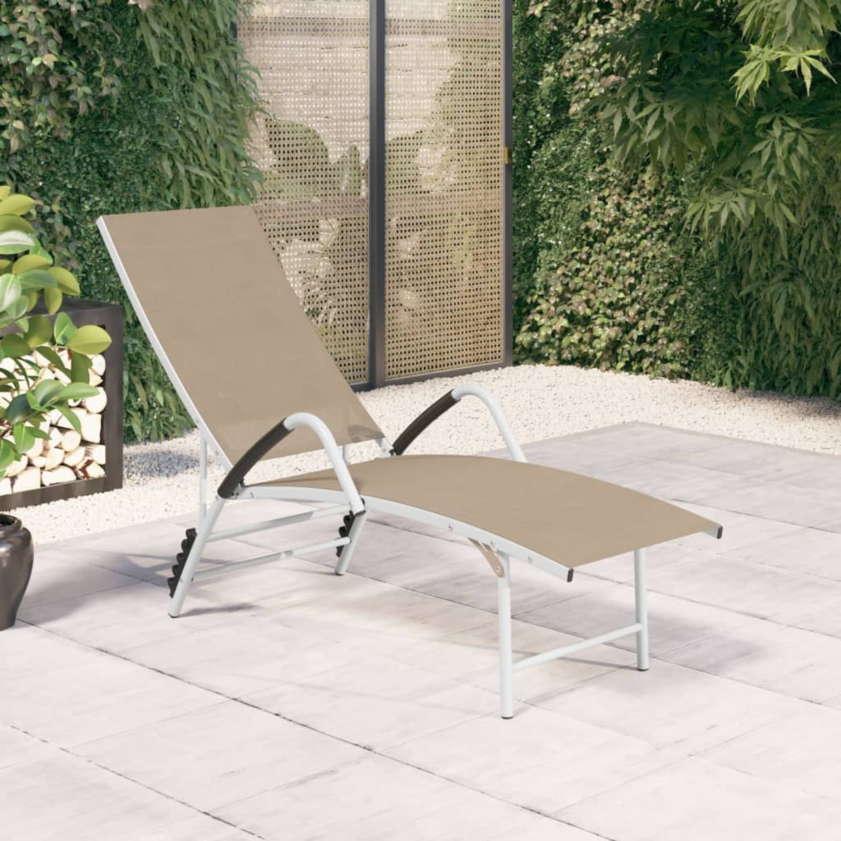 Beiger Outdoor-Liegestuhl auf einer Terrasse. Pflanzen, Grün und ein Holzzaun im Hintergrund.