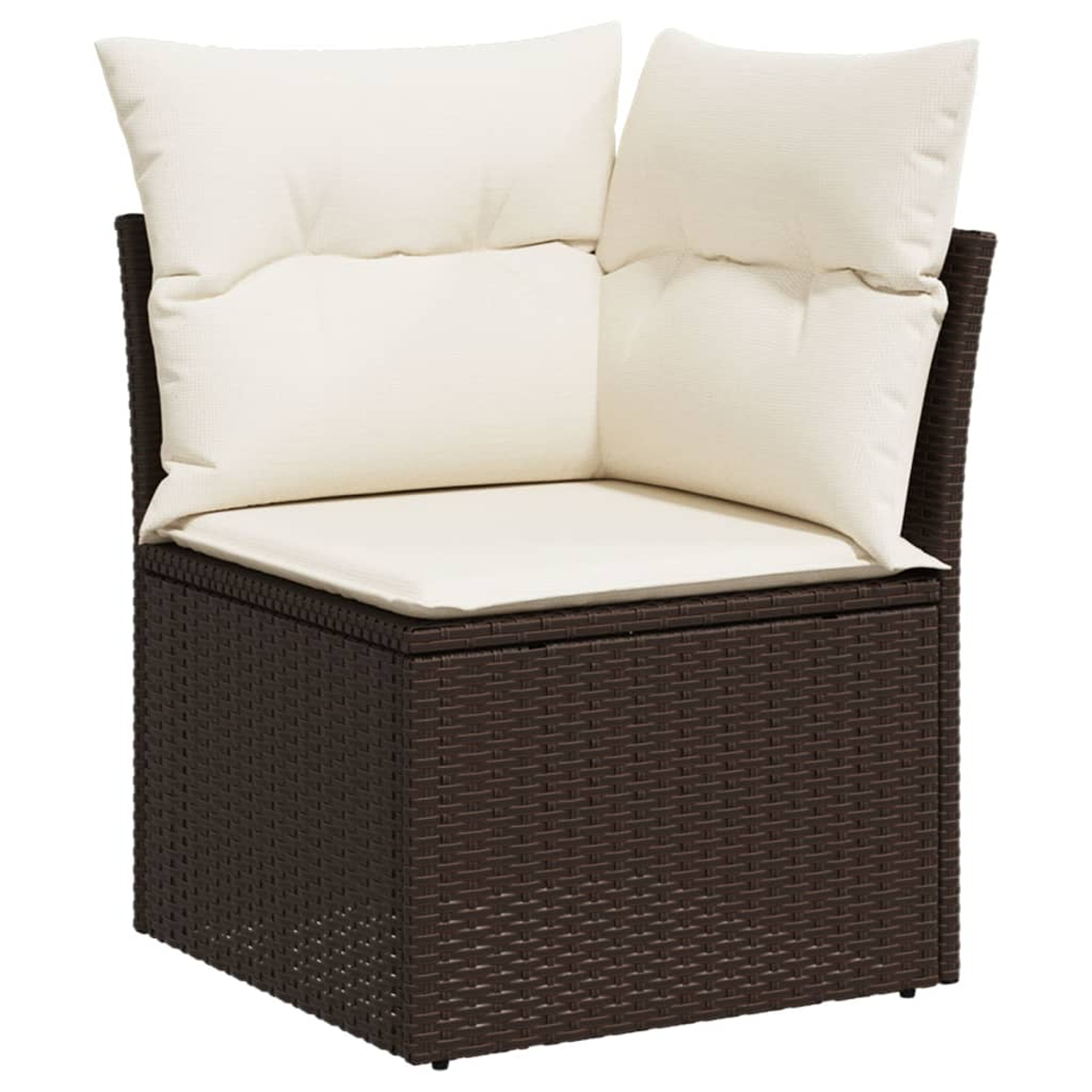 Brauner Eckstuhl aus Rattan mit cremefarbenen Kissen. Weißer Hintergrund. Quadratische Form mit Kissen.