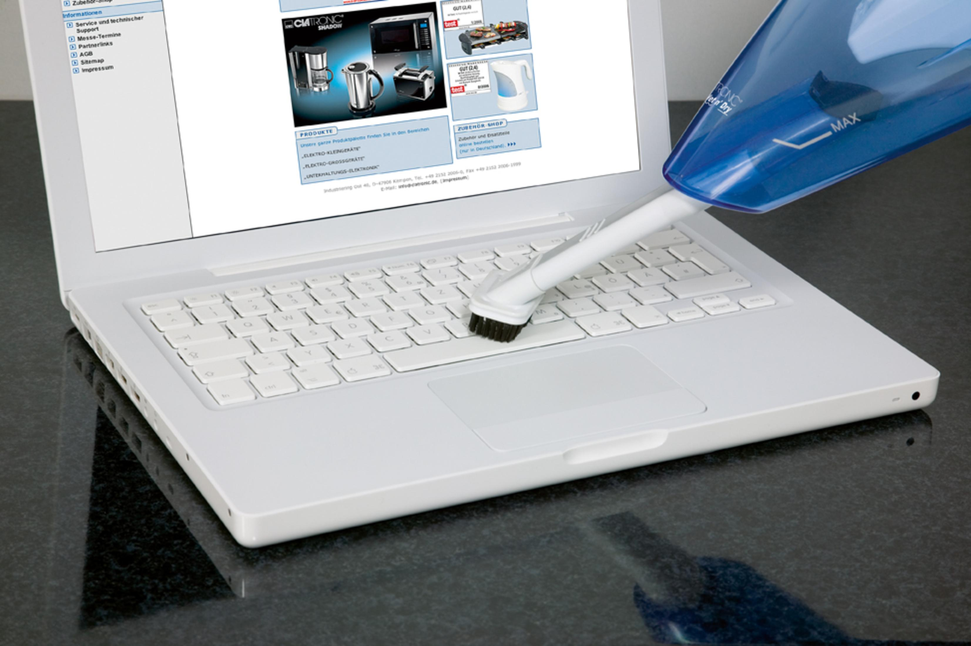 Laptop jest odkurzany. Ekran wyświetla stronę internetową ze zdjęciami urządzeń.