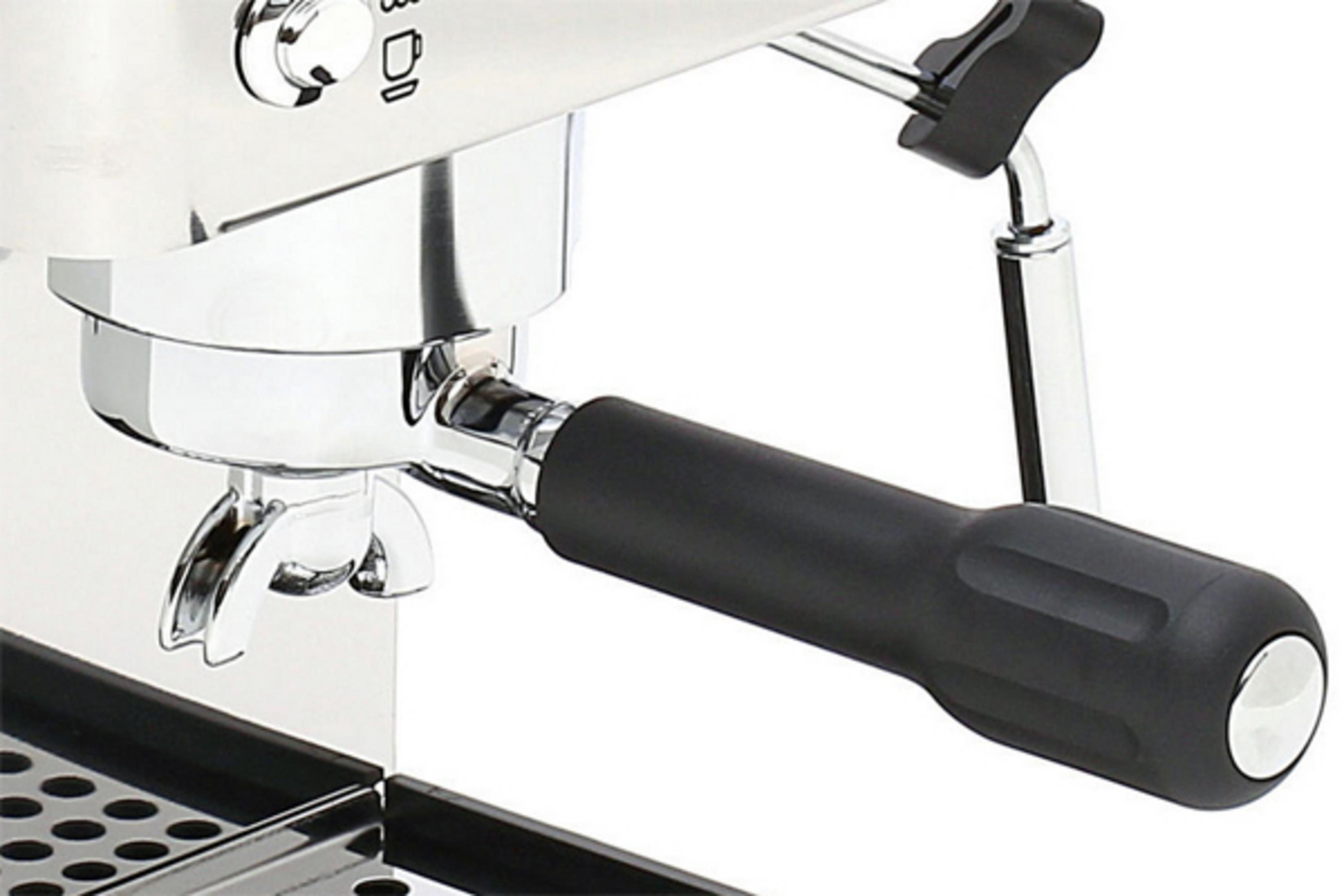 Nahaufnahme des Siebträgers einer Espresso-Maschine aus Edelstahl mit schwarzem Griff.