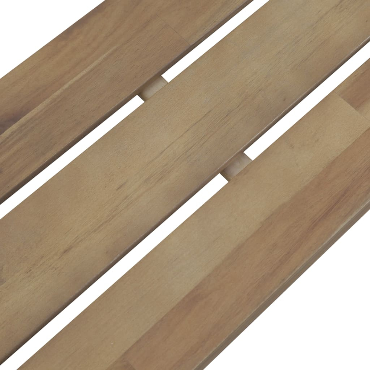 Holzbretter mit Lücken, schräge Ansicht, isoliert auf Weiß.