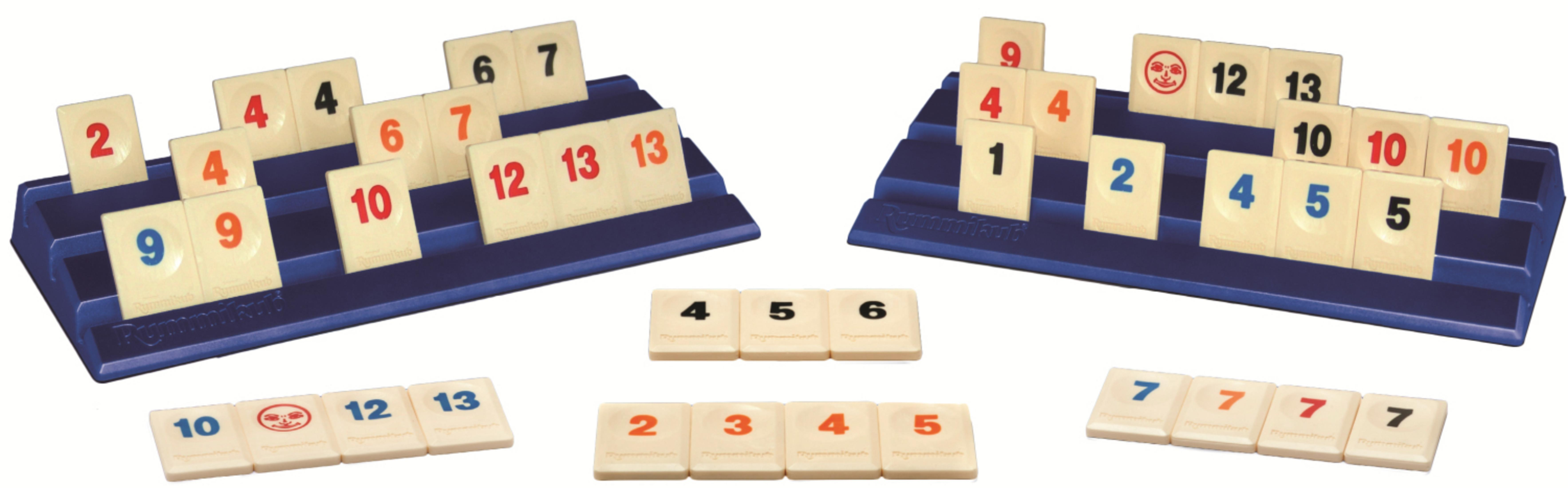 Rummikub-Steine, angeordnet auf blauen Spielbrettern, mit einigen Steinen in einer Reihe.