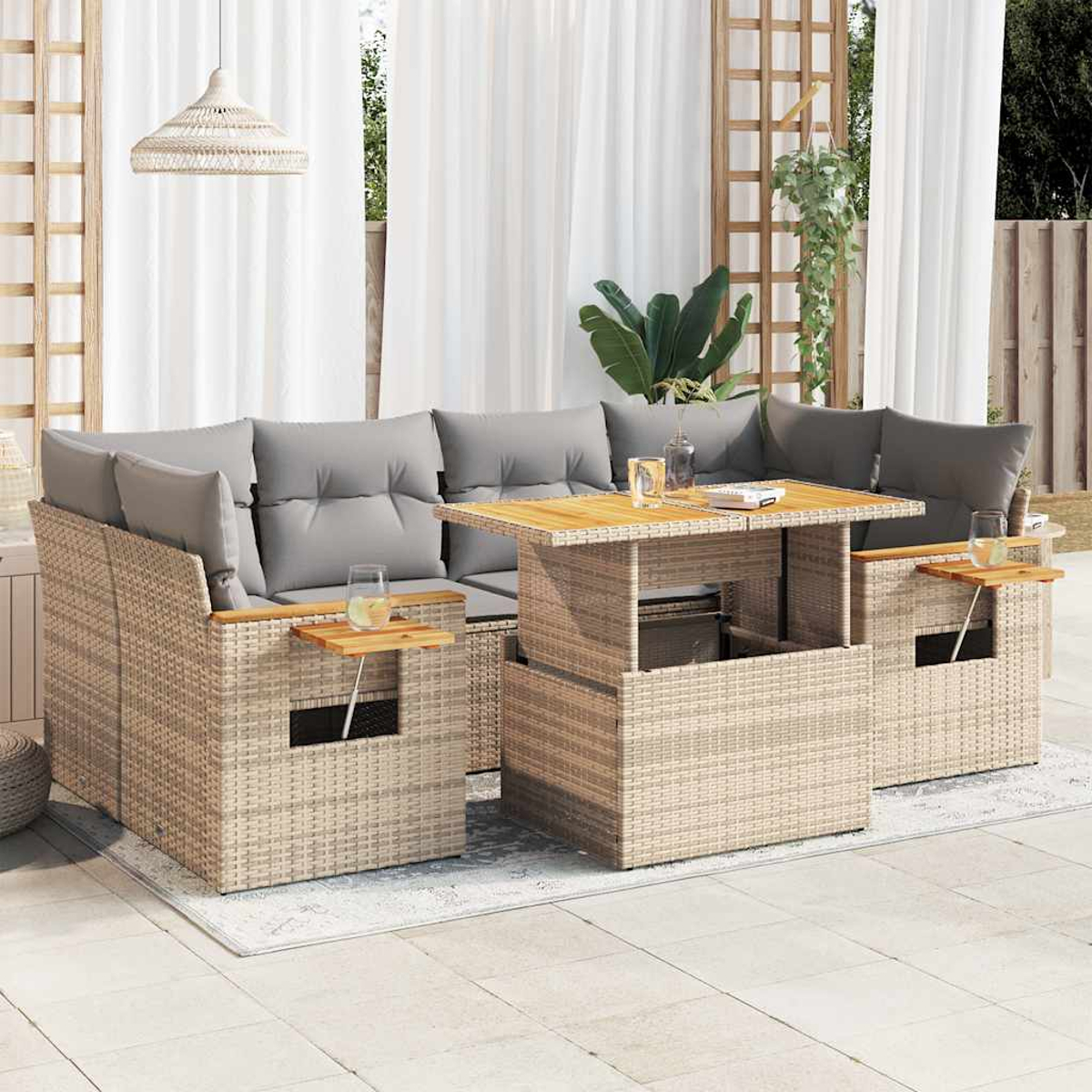 Outdoor-Terrassenset mit Tisch und Sofa, alles in hellem Beige.