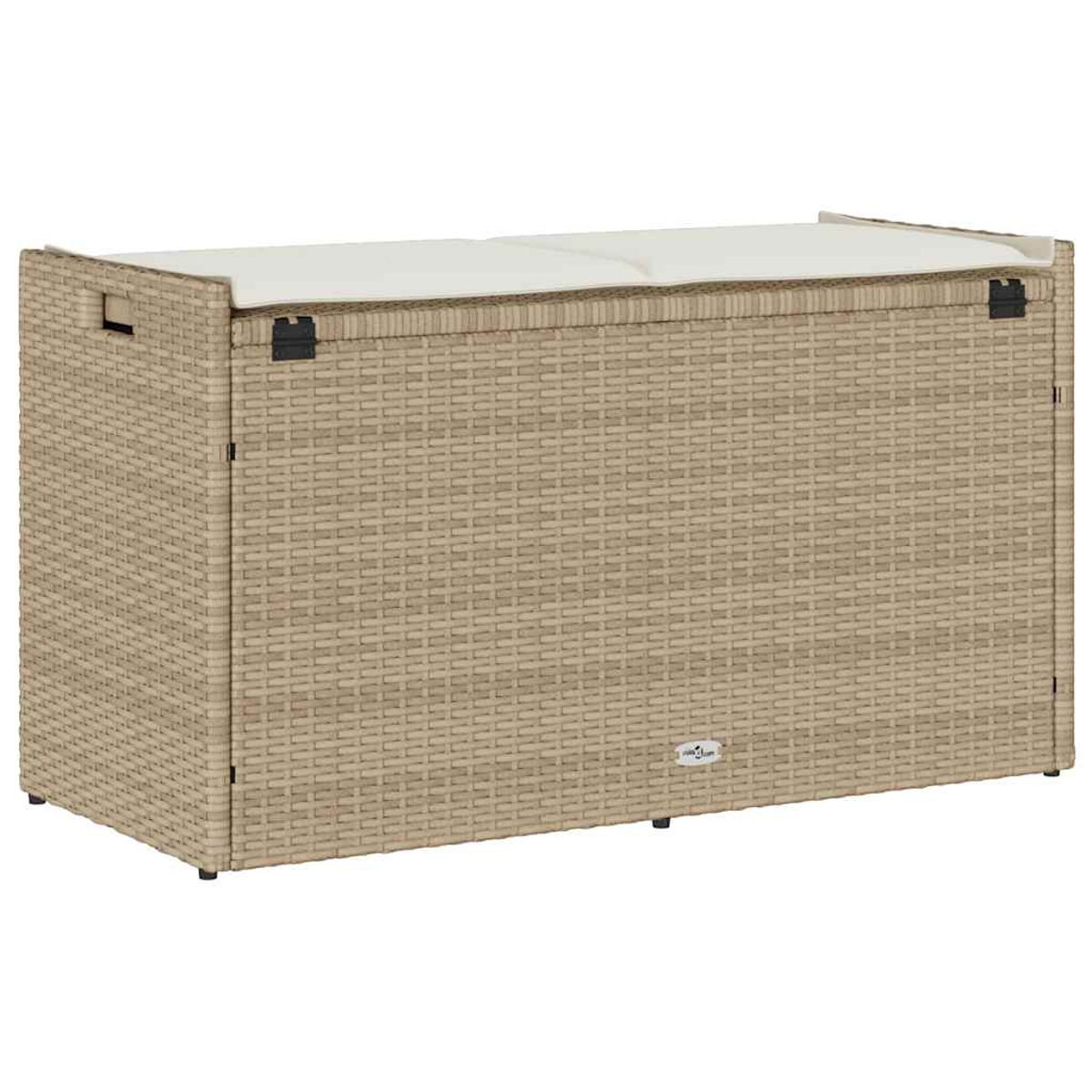 Un baule in vimini con un cuscino bianco sopra. È rettangolare, beige e ha cerniere nere.