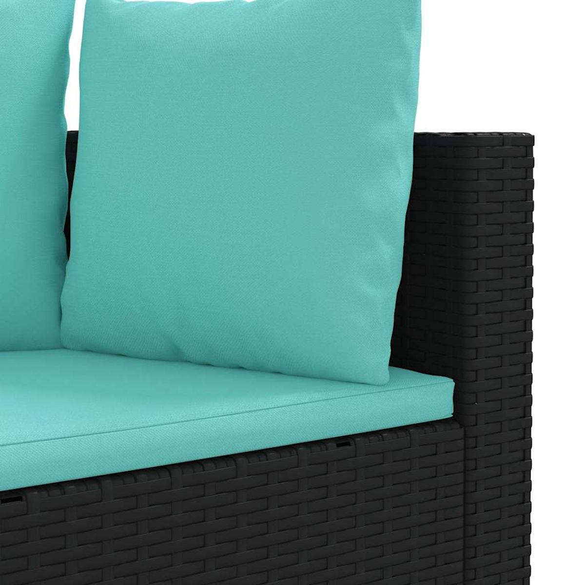 Primo piano di un divano in rattan nero con cuscini turchesi.