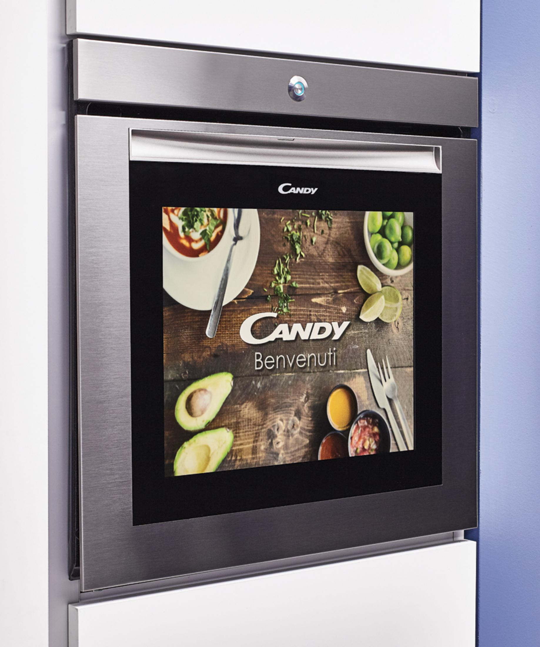 Una porta del forno con un display che mostra una scena di cibo, con il testo 'Benvenuti'.