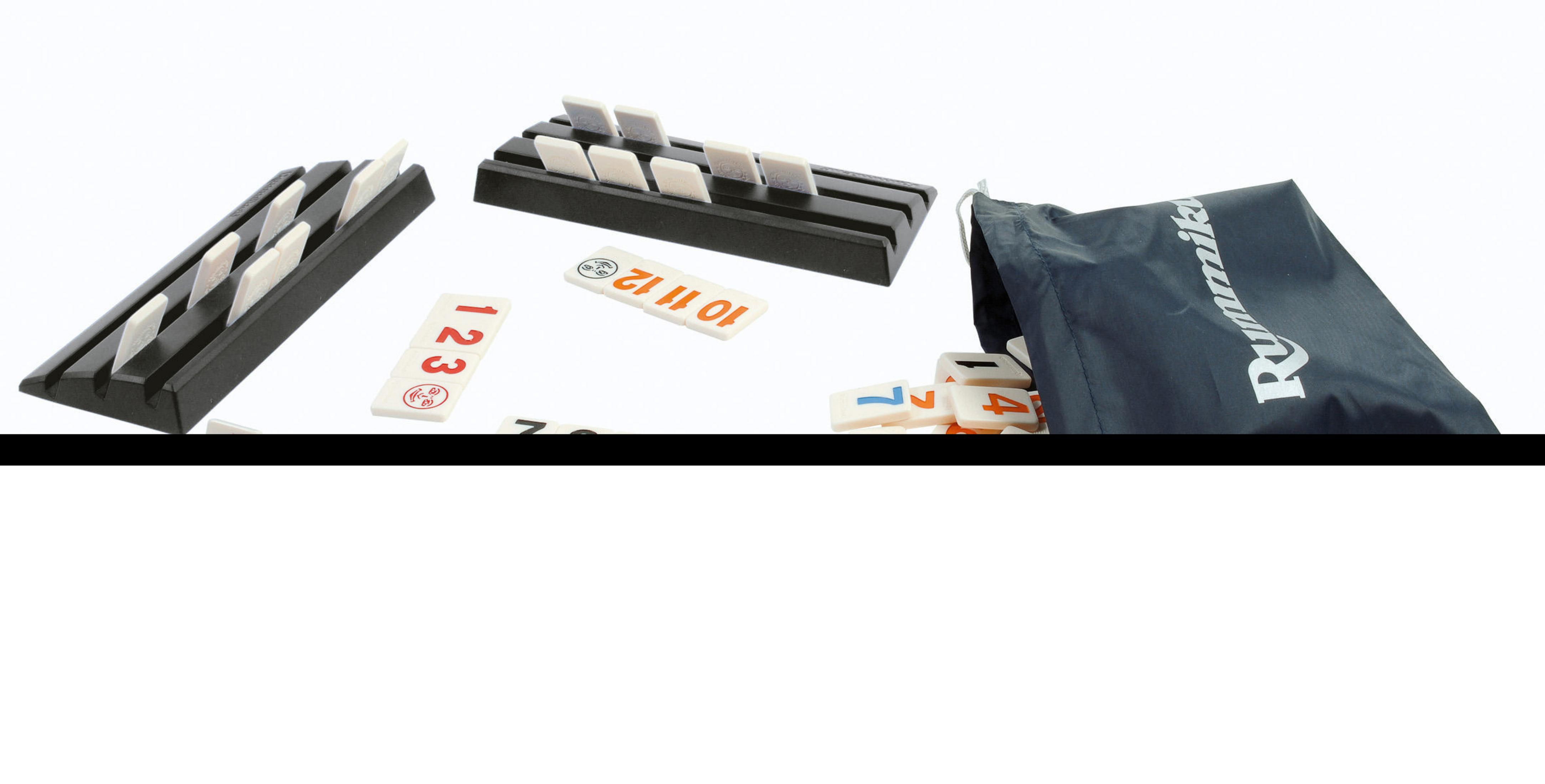 Ein Rummikub-Spielset mit Spielsteinen und Ablagen. Einige Spielsteine sind nicht in den Ablagen.