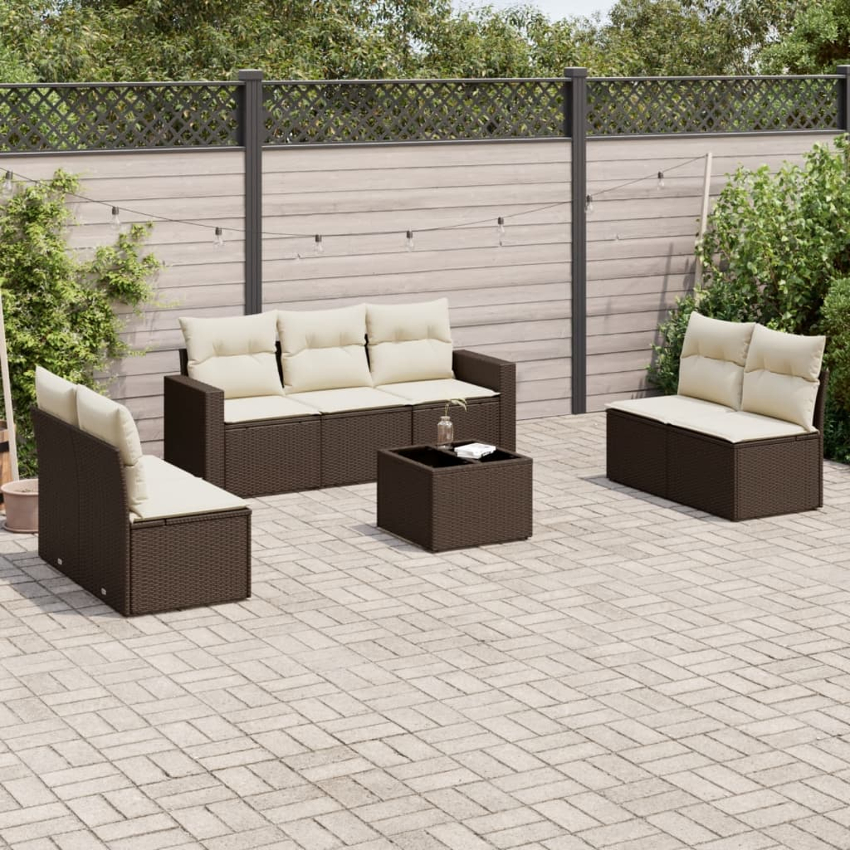 Rattan-Sofa-Set für den Außenbereich mit Kissen. Enthält ein 3-Sitzer-Sofa, zwei Sessel und einen Couchtisch.