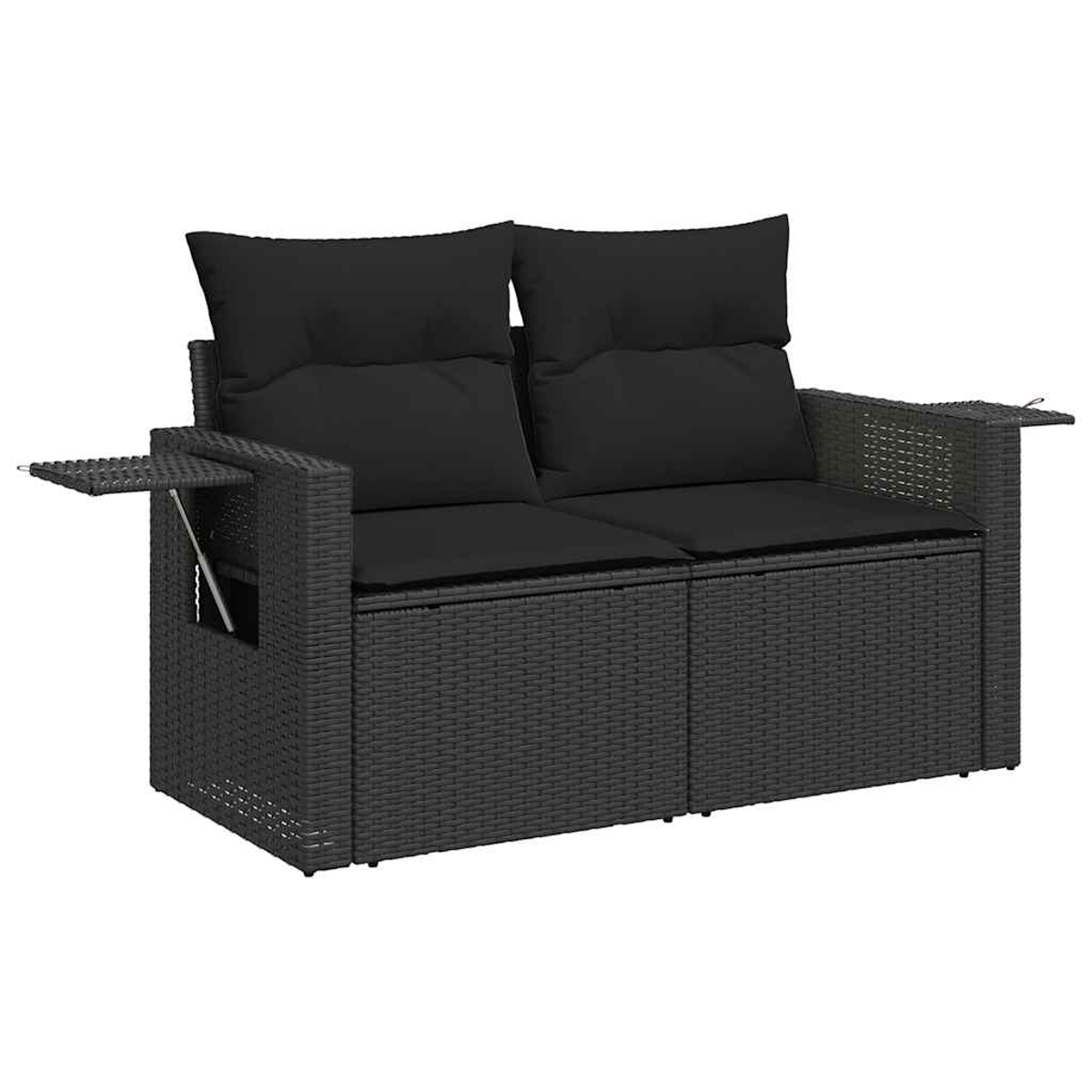 Divano da esterno in rattan nero con due posti e due piccoli tavolini. I cuscini neri offrono seduta.