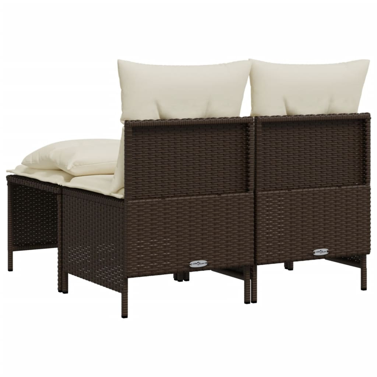 Zwei braune Rattan-Stühle mit cremefarbenen Kissen, von hinten gesehen, auf weißem Hintergrund.
