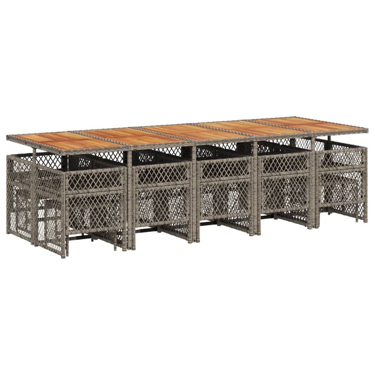 Langer Outdoor-Tisch mit gewebten grauen Seiten und Holzplatte, mit mehreren gewebten Stühlen.