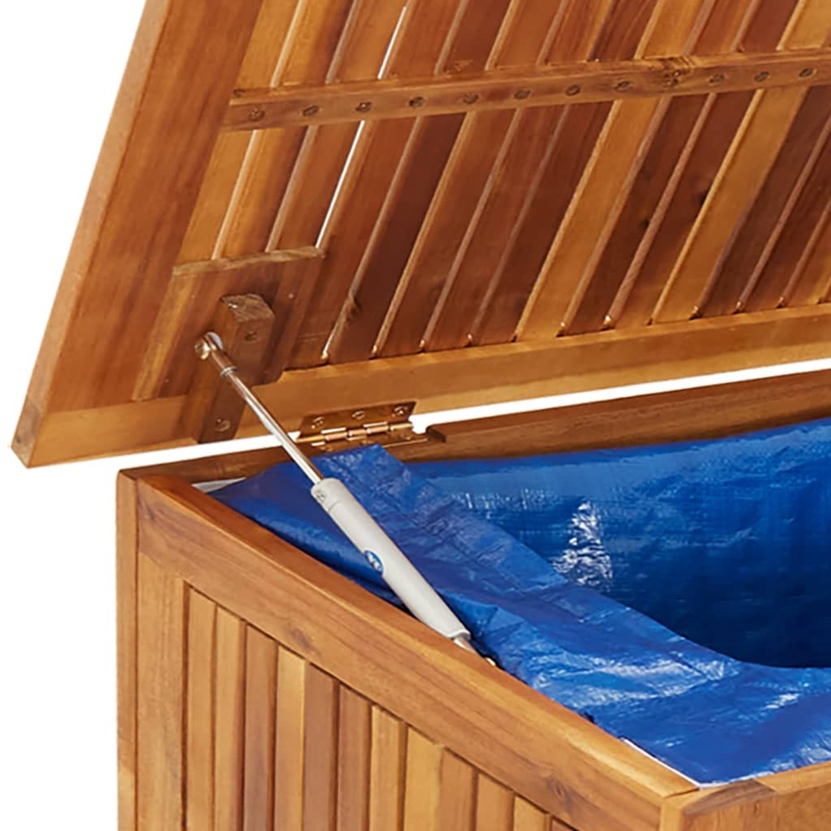 Holz-Truhe mit offenem Deckel, blaue Plane innen. Deckel wird von Metallarm gehalten.
