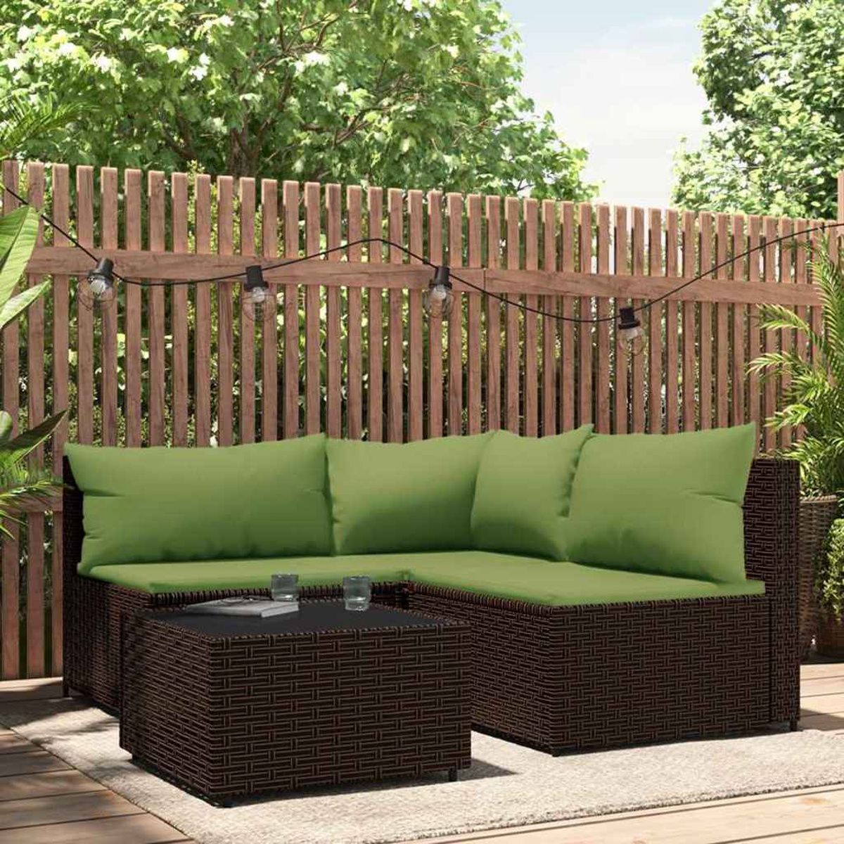 Braunes Outdoor-Sofaset aus Korbgeflecht mit grünen Kissen, mit Hintergründe.
