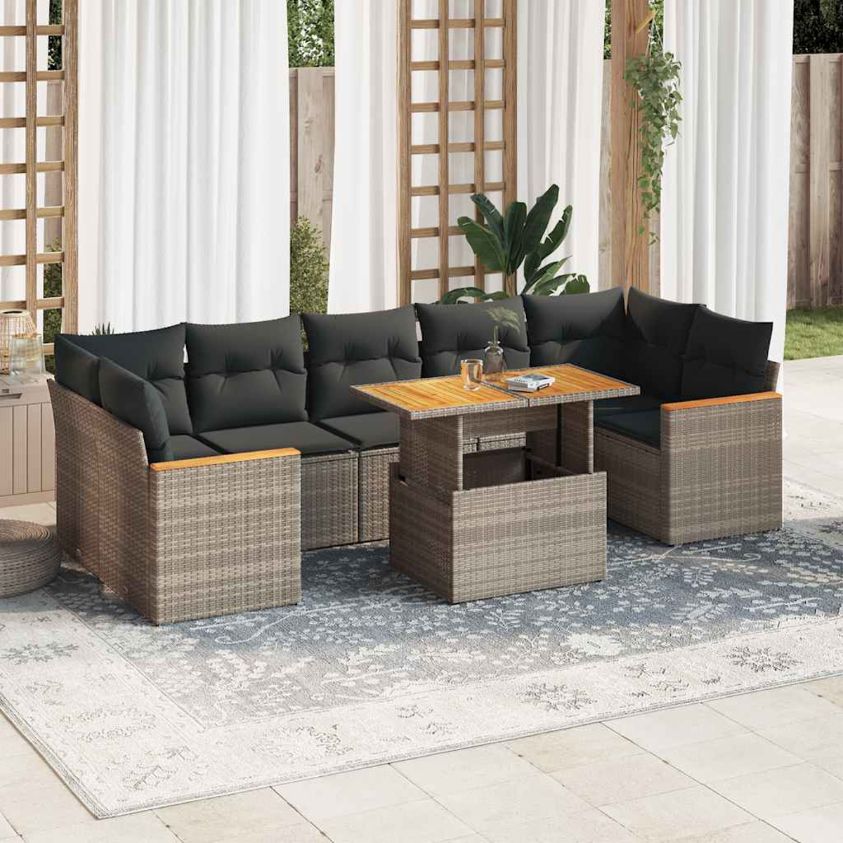 Outdoor-Ecksofa mit grauen Kissen und einem Tisch.