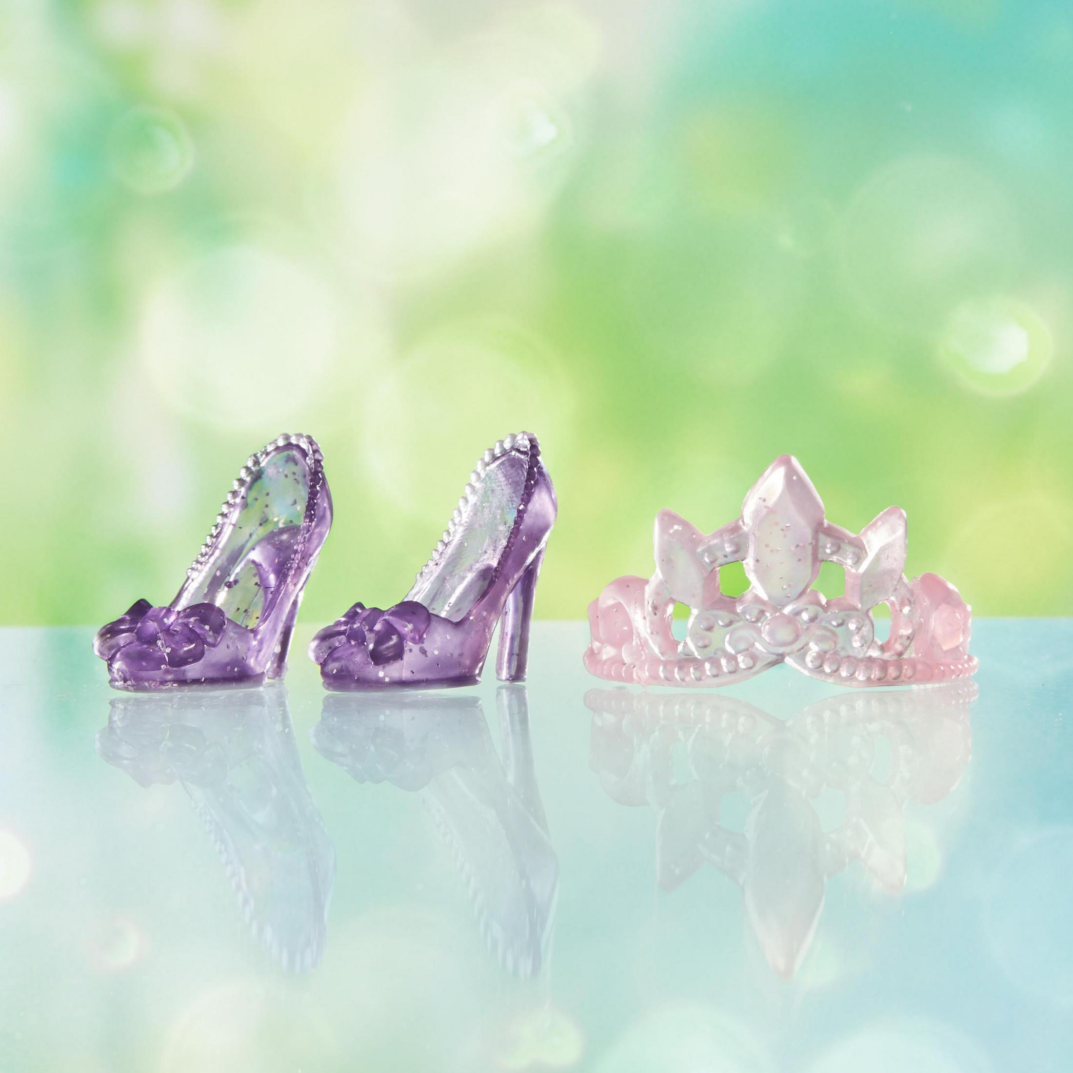 Due scarpe col tacco viola e una tiara rosa. Sfondo bokeh verde e verde acqua.