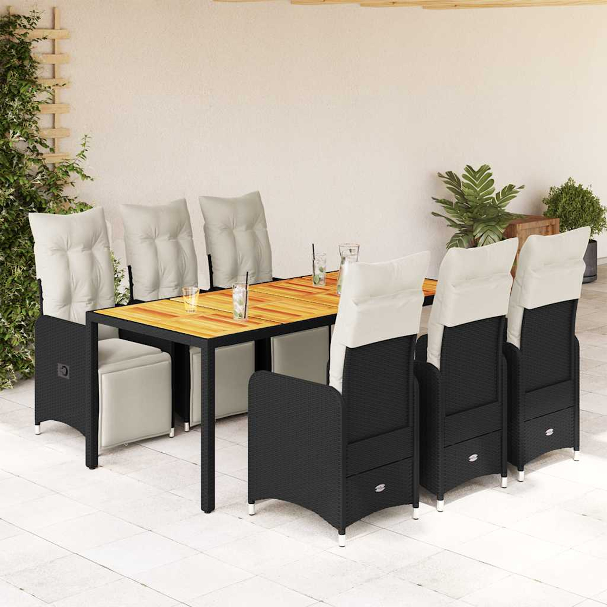 Un set da pranzo all'aperto con tavolo in legno e sedie in vimini nere.