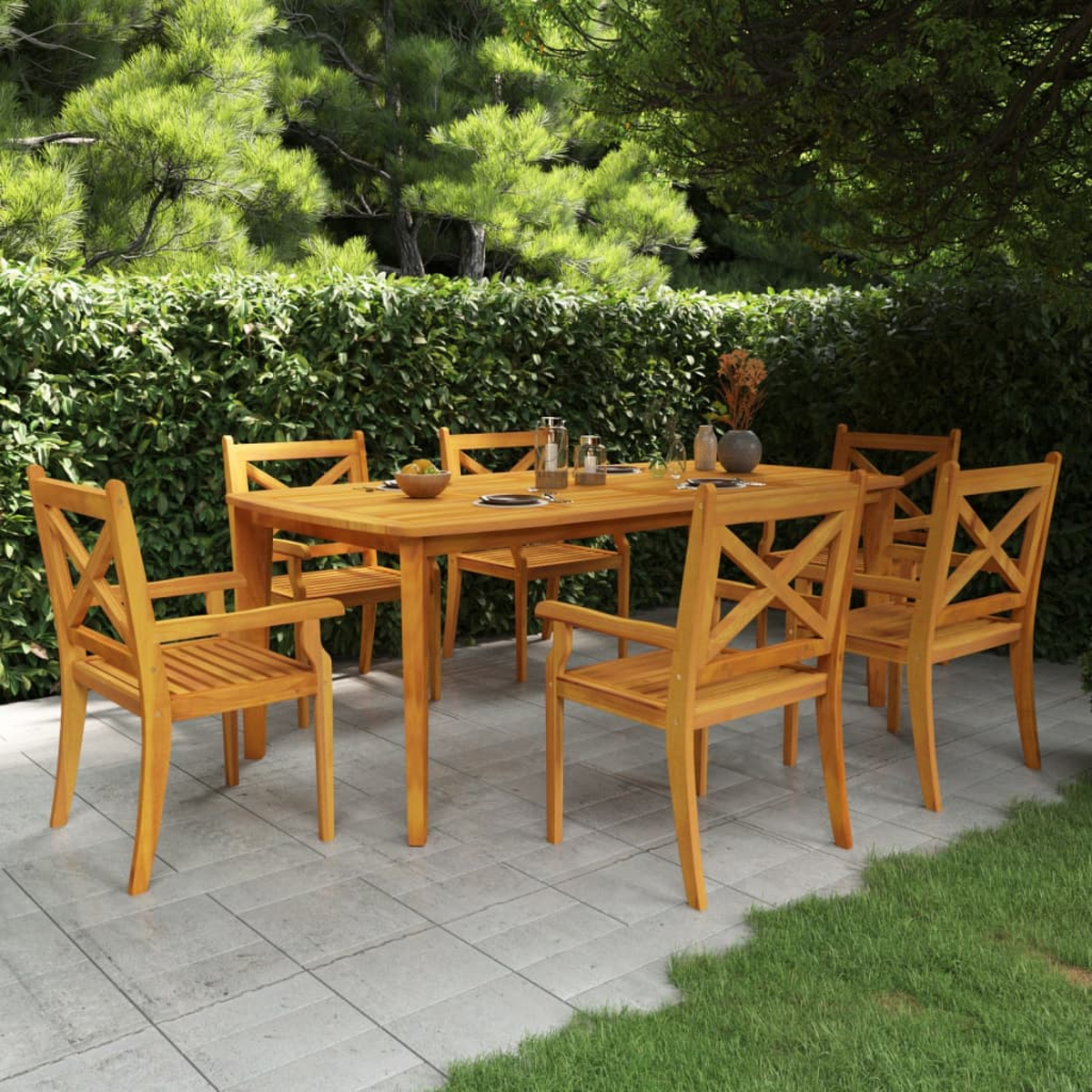 Essgruppe im Freien mit Holztisch und Stühlen. Gartenlandschaft mit Grün. Helle Holzfarbe.