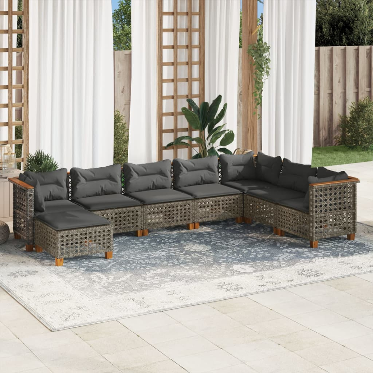 Terrassenmöbel-Set für den Außenbereich, graue Kissen und Holzakzente. Beige gewebte Möbel mit grauen Kissen.