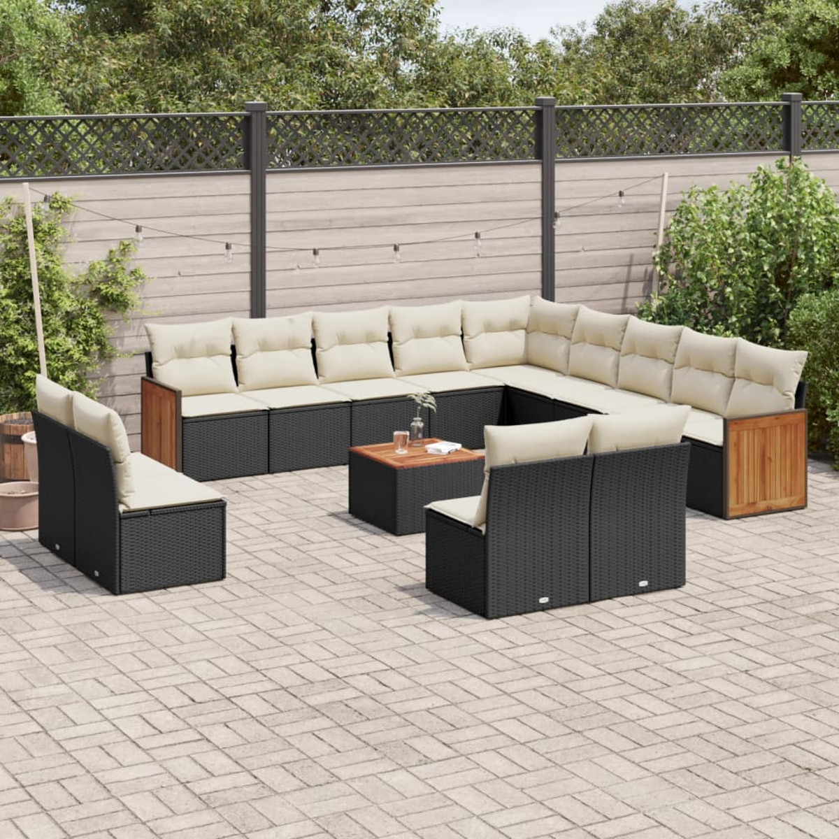 Outdoor-Ecksofa und Stühle mit cremefarbenen Kissen, Holzakzenten und einer Terrasse.
