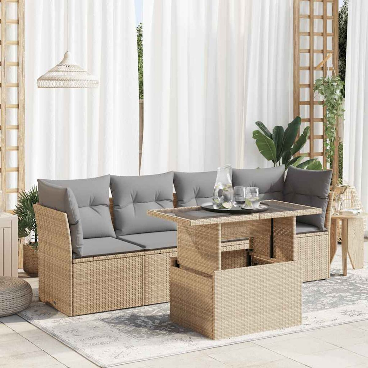 Un set da patio con divano, tavolino e due sedie. È un materiale intrecciato marrone chiaro.