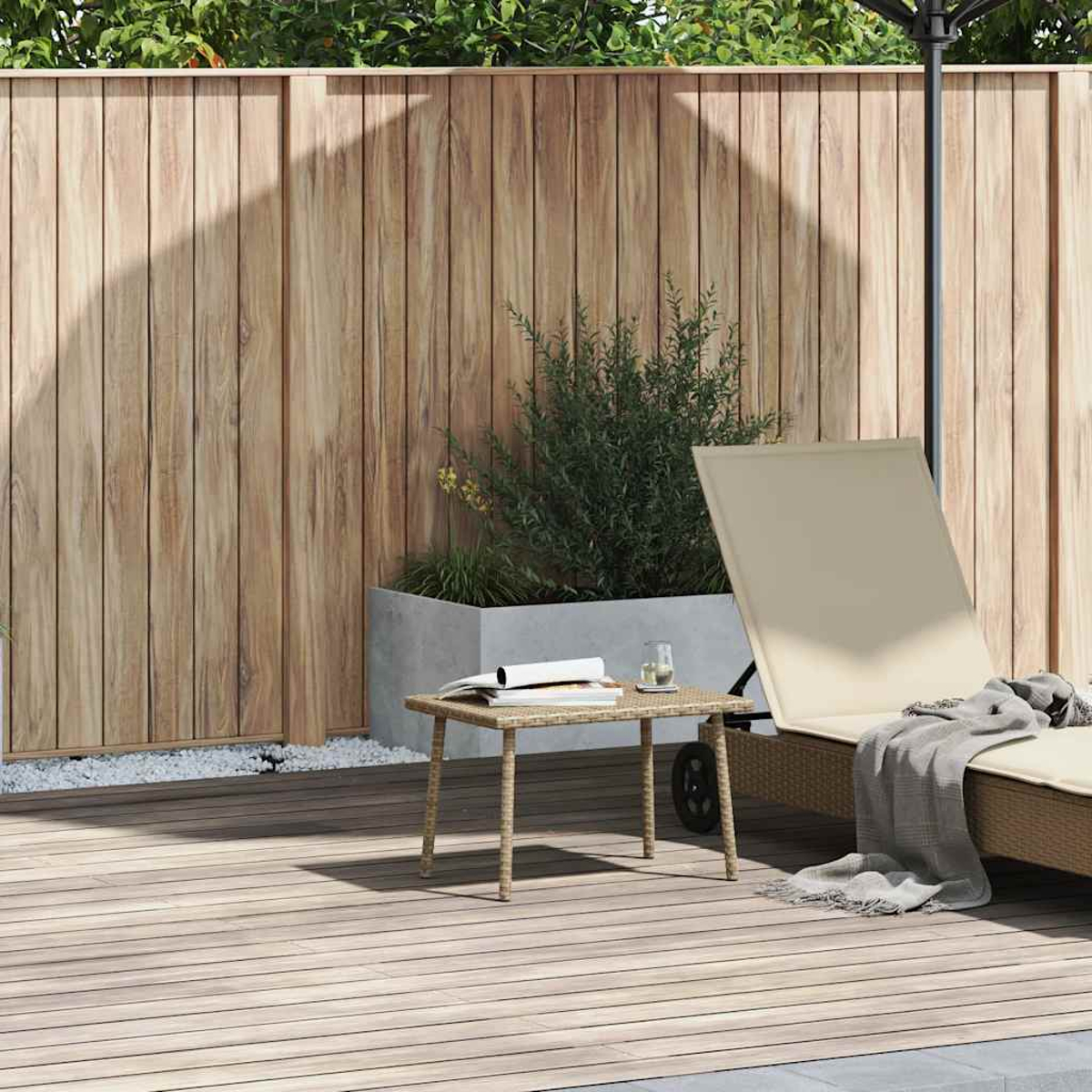 Szene mit Holzterrasse, Liegestuhl, kleinem Tisch und Holzzaun.