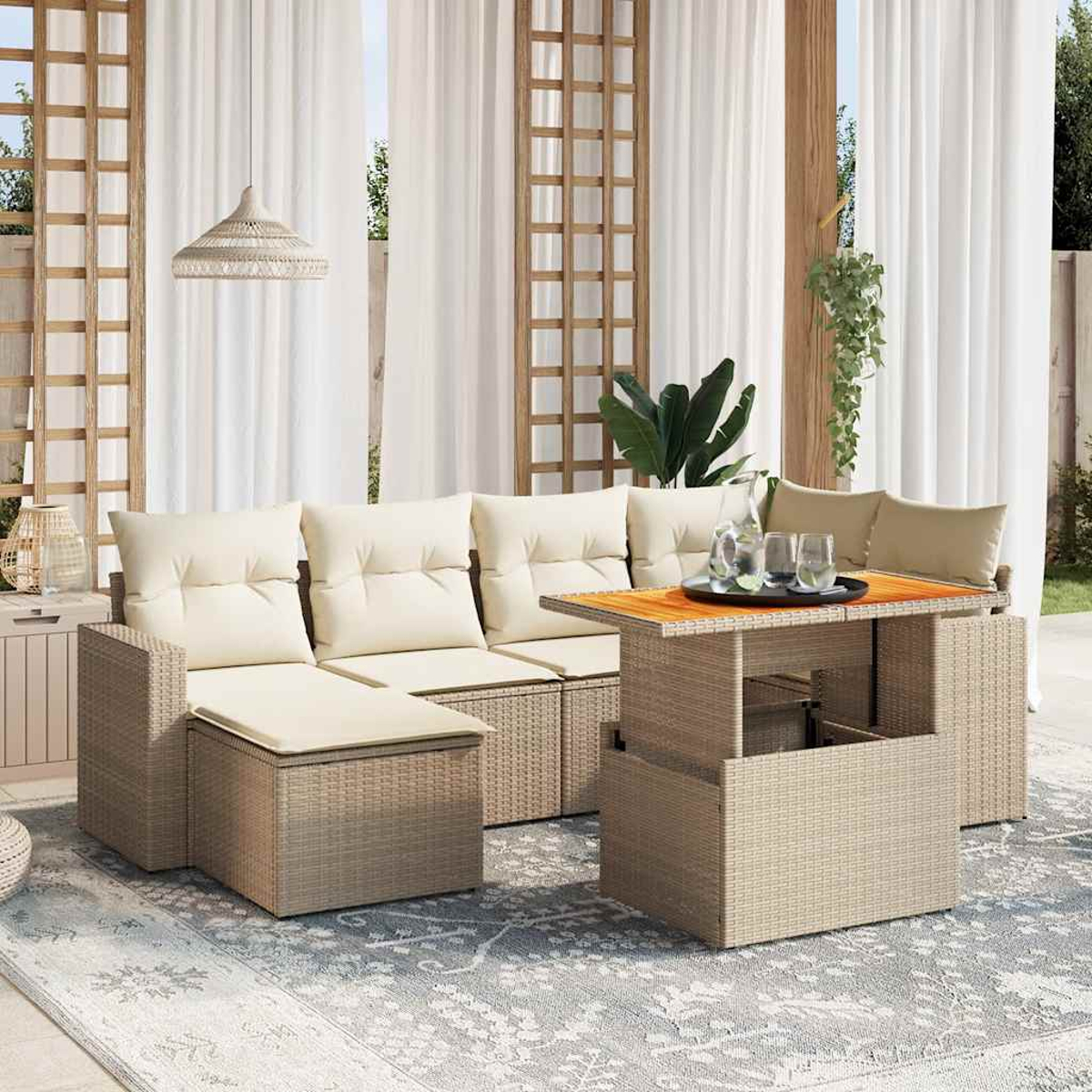 Un divano componibile esterno in vimini beige con tavolo elevabile e cuscini.