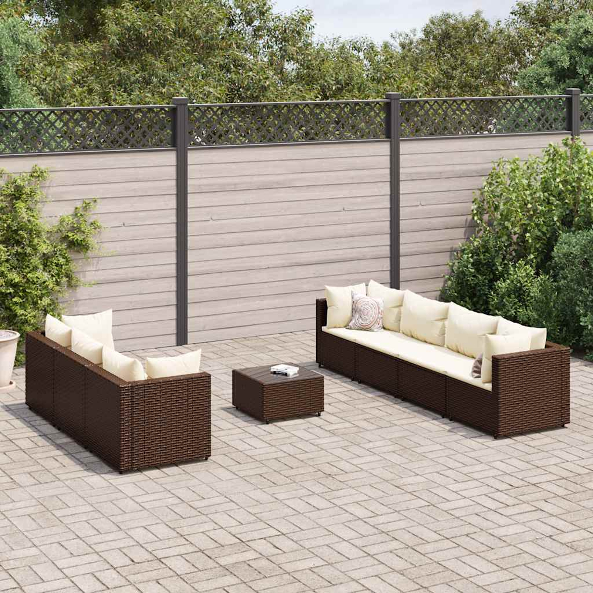 Juego de patio exterior con muebles de mimbre marrón y cojines crema.