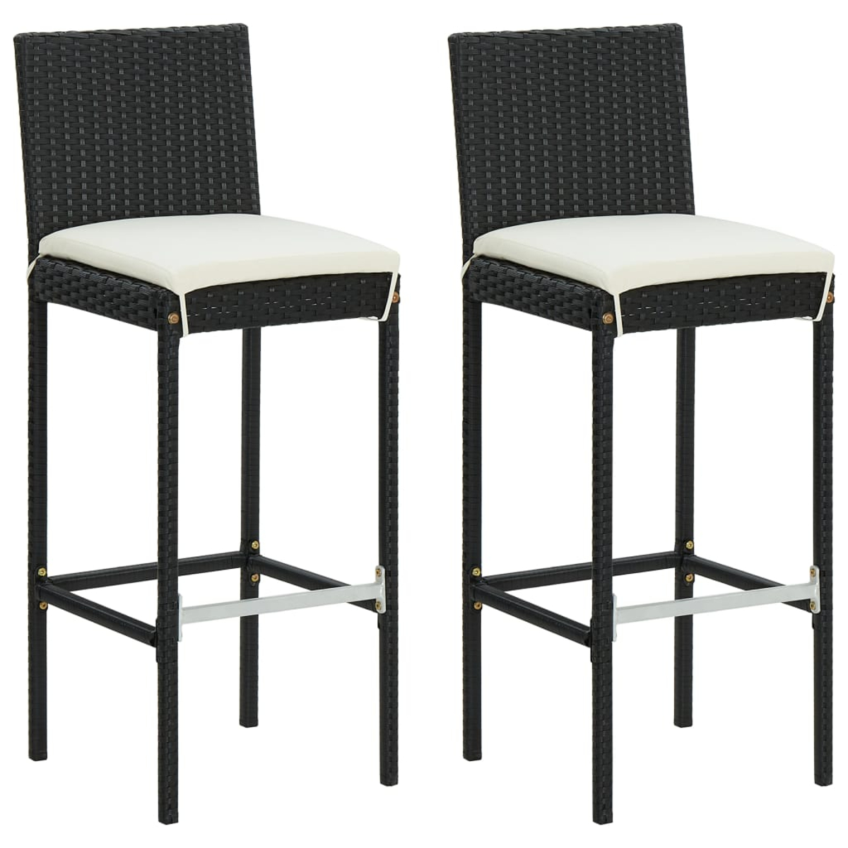 Zwei schwarze Barhocker aus Rattan mit weißen Kissen.