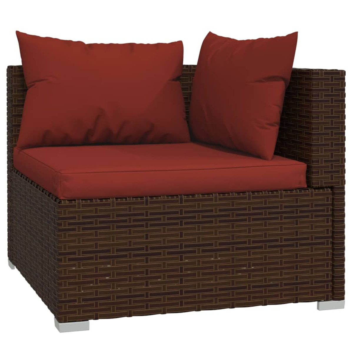 Una poltrona angolare in rattan marrone con cuscini e cuscini rossi. Sono visibili le gambe argentate.