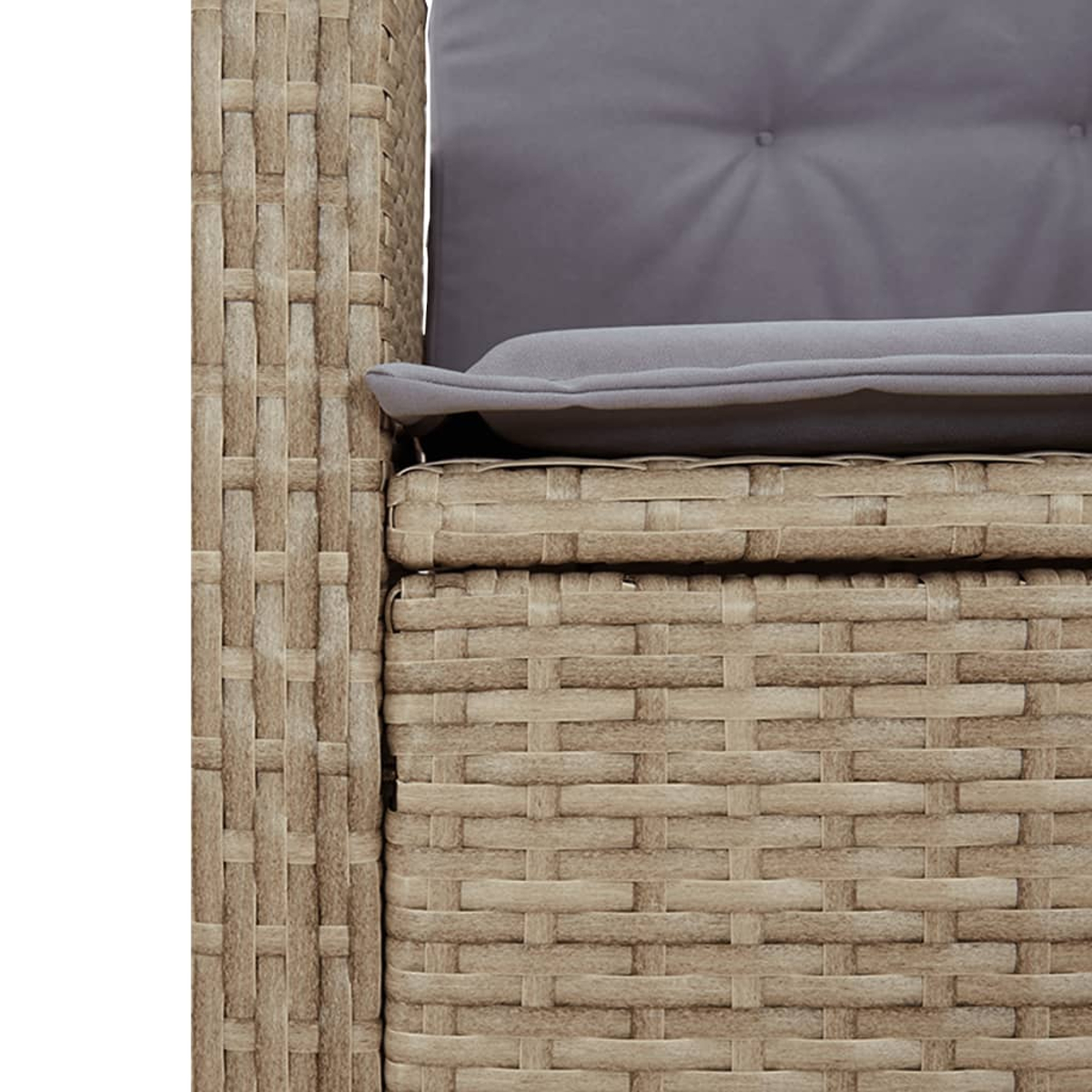 Primo piano di una sedia in rattan intrecciato marrone chiaro con un cuscino grigio. La trama è visibile.