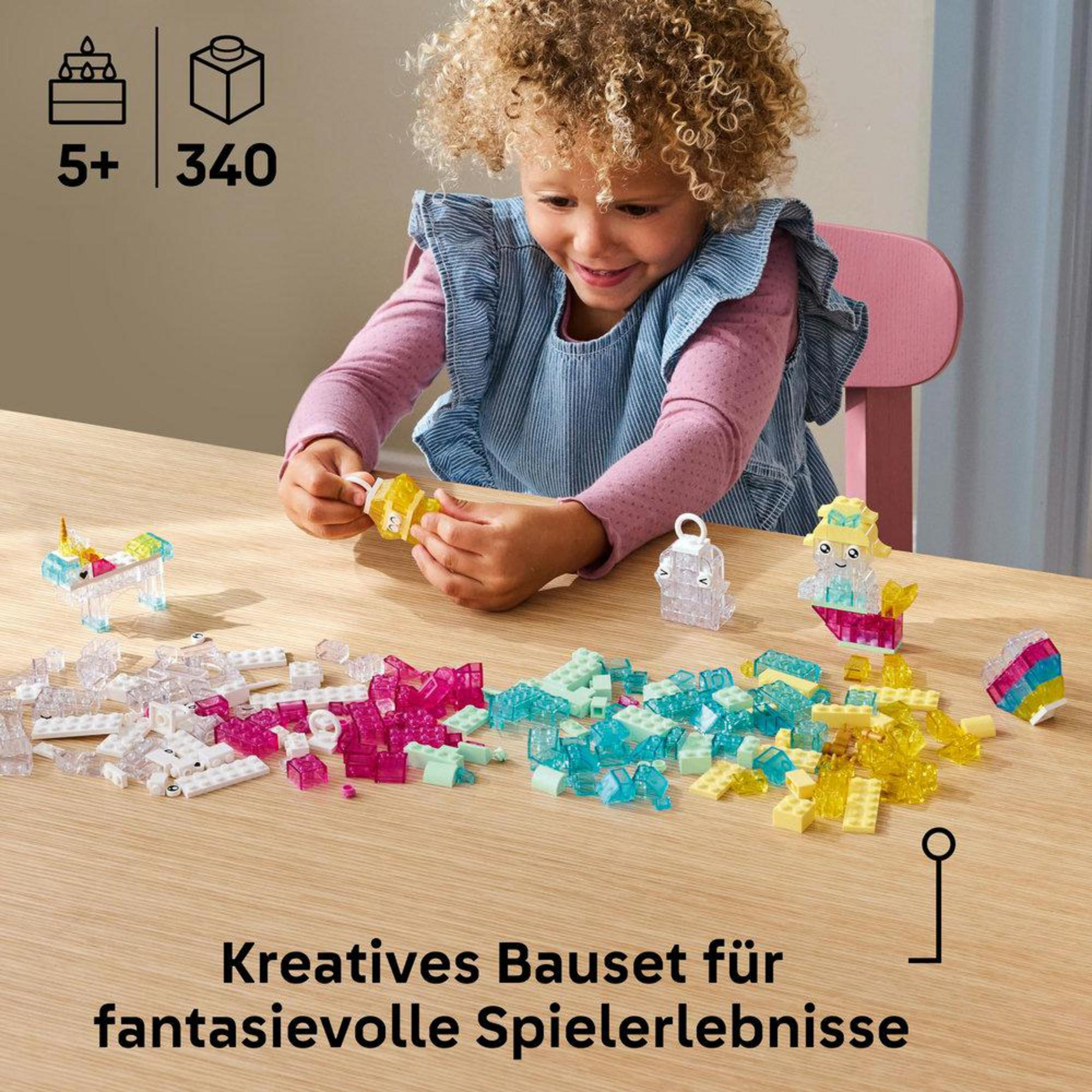Una niña juega con bloques de Lego, construyendo figuras de unicornio, fantasma y sirena sobre una mesa.
